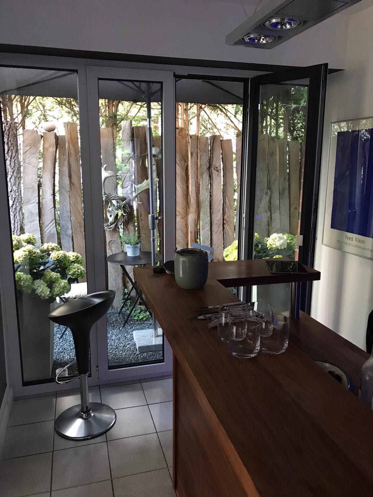 Bodentiefes Fensterelement mit flacher Schwelle