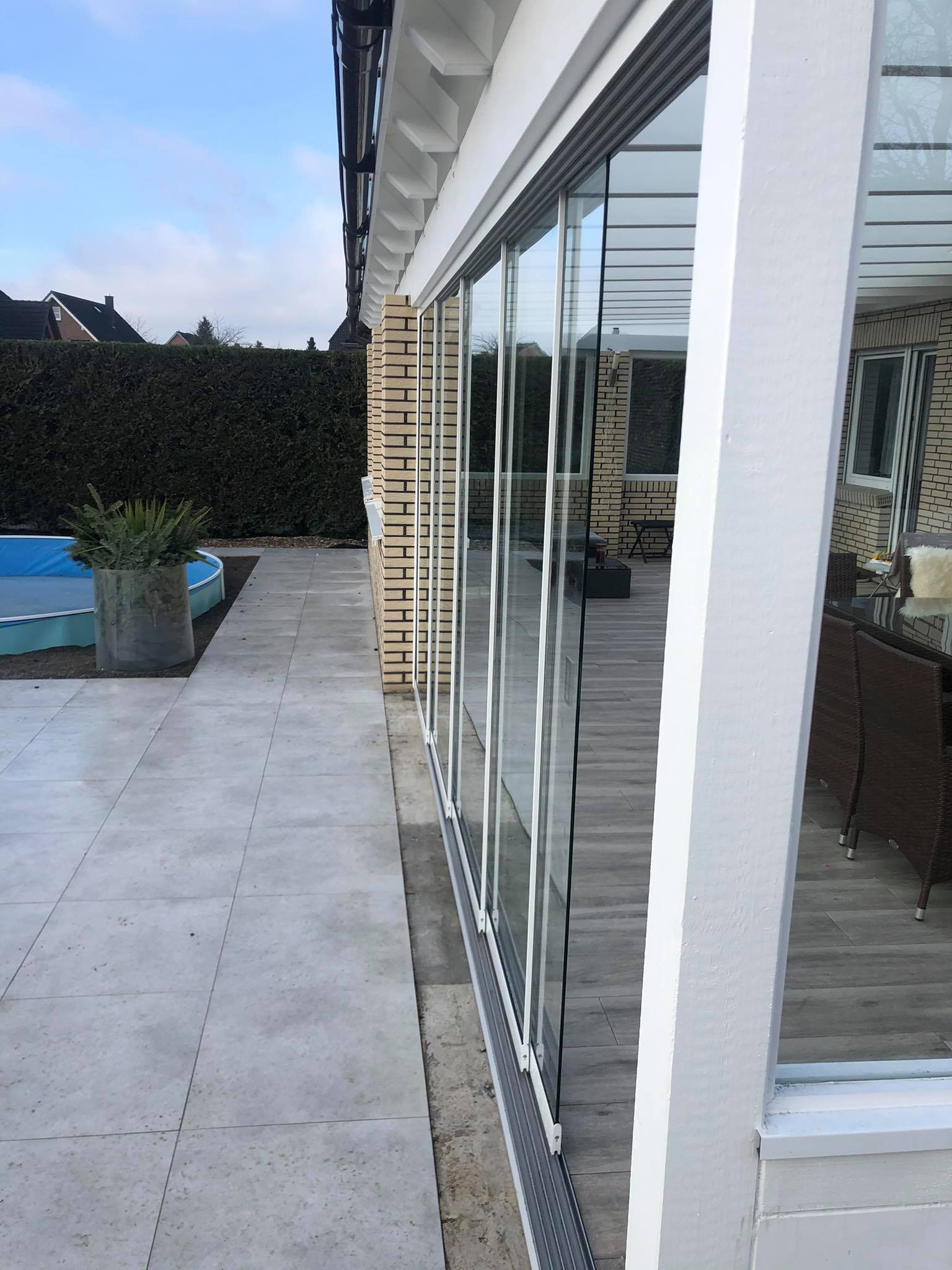 Bodengeführte GLasschiebetür in weiß