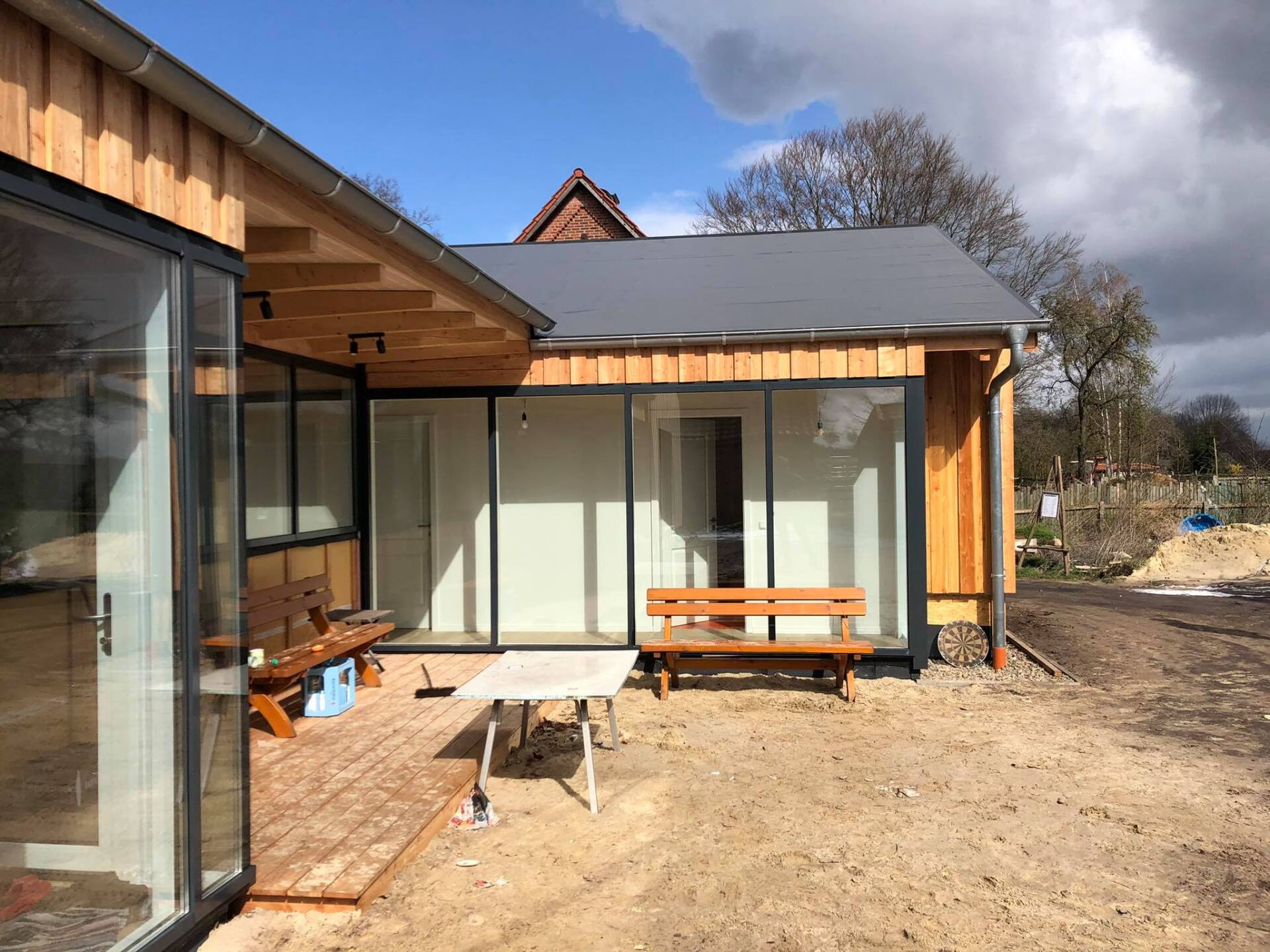 Pfosten-Riegel-Fassade in Anthrazit