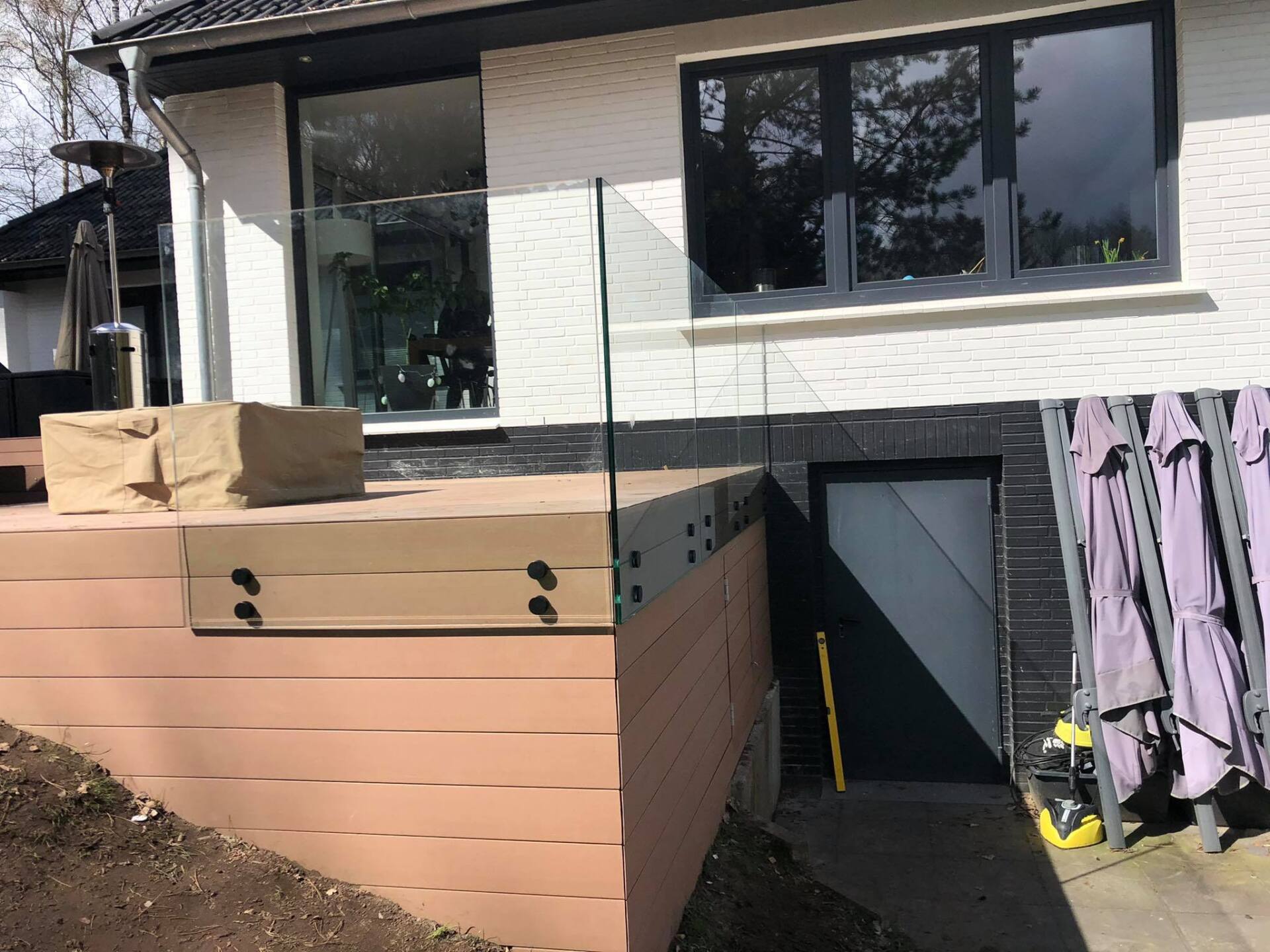 Absturzsicherung mit Punkthaltern in schwarz matt