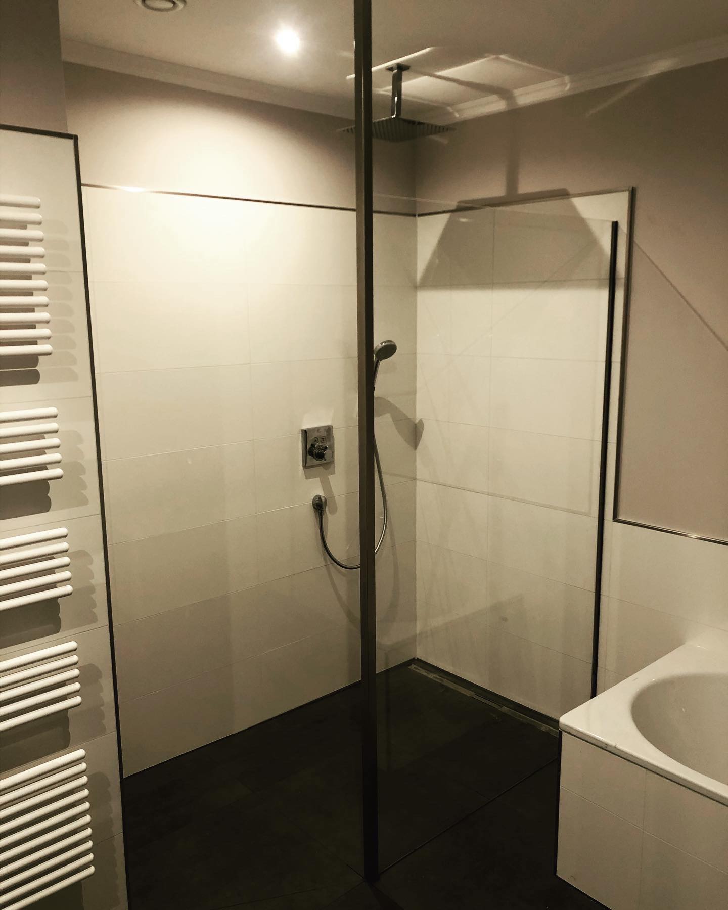 Walk-In-Dusche mit Pfosten