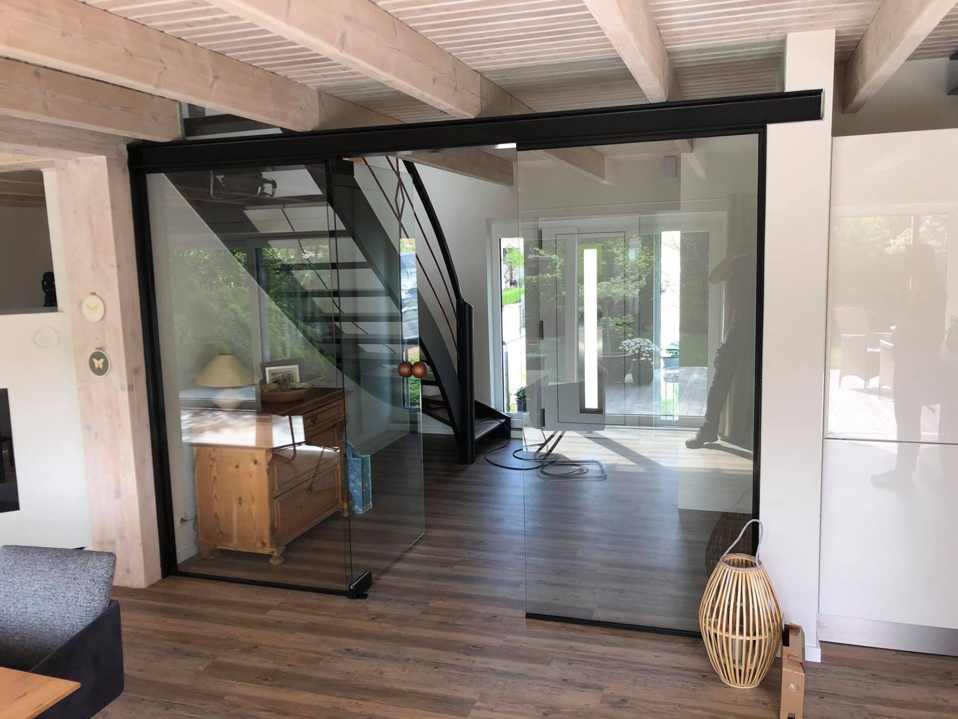 Ganzglasanlage im Wohnbereich in schwarz