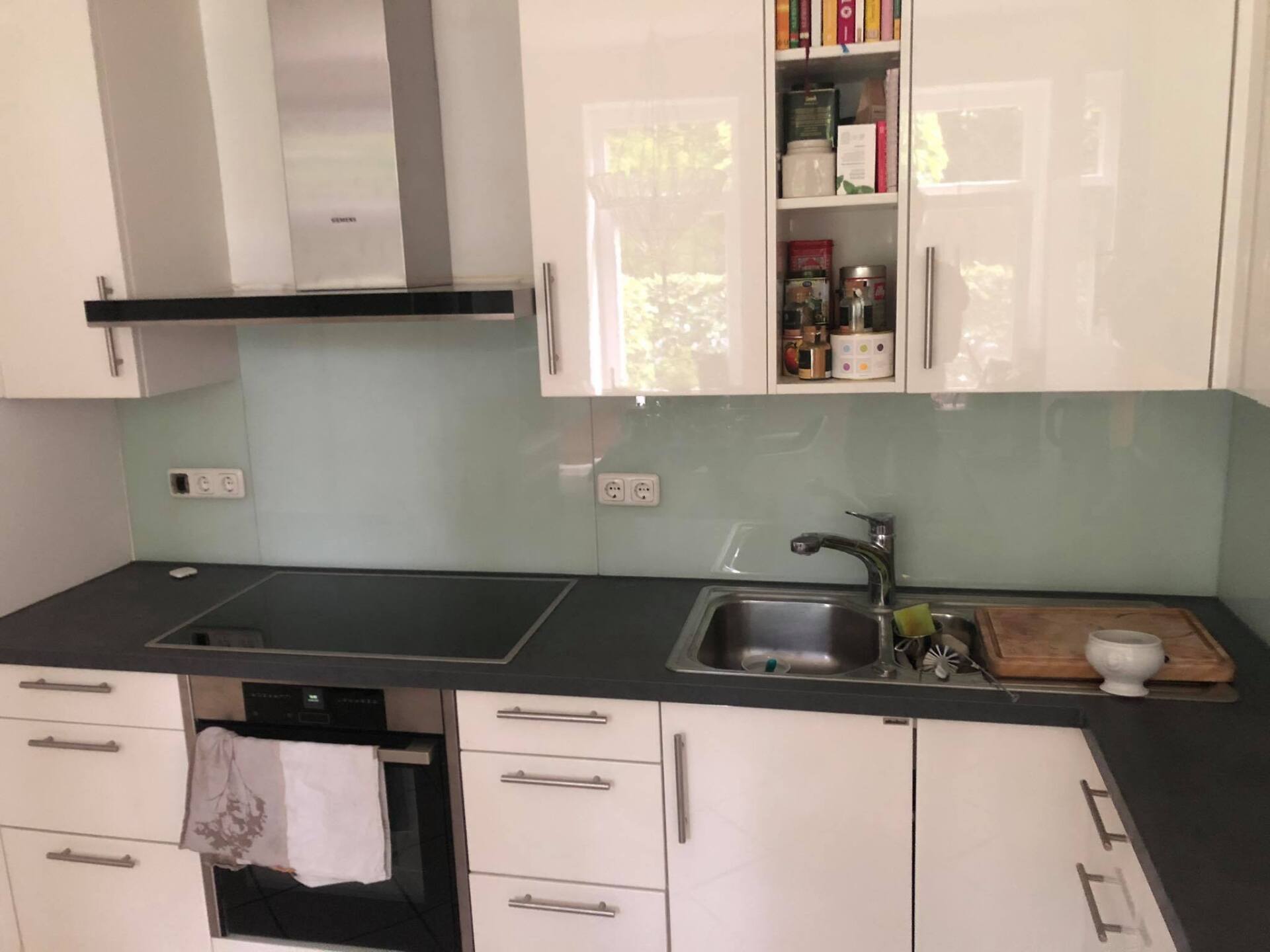 Lackiertes Glas bei der Renovierung einer bestehenden Küche