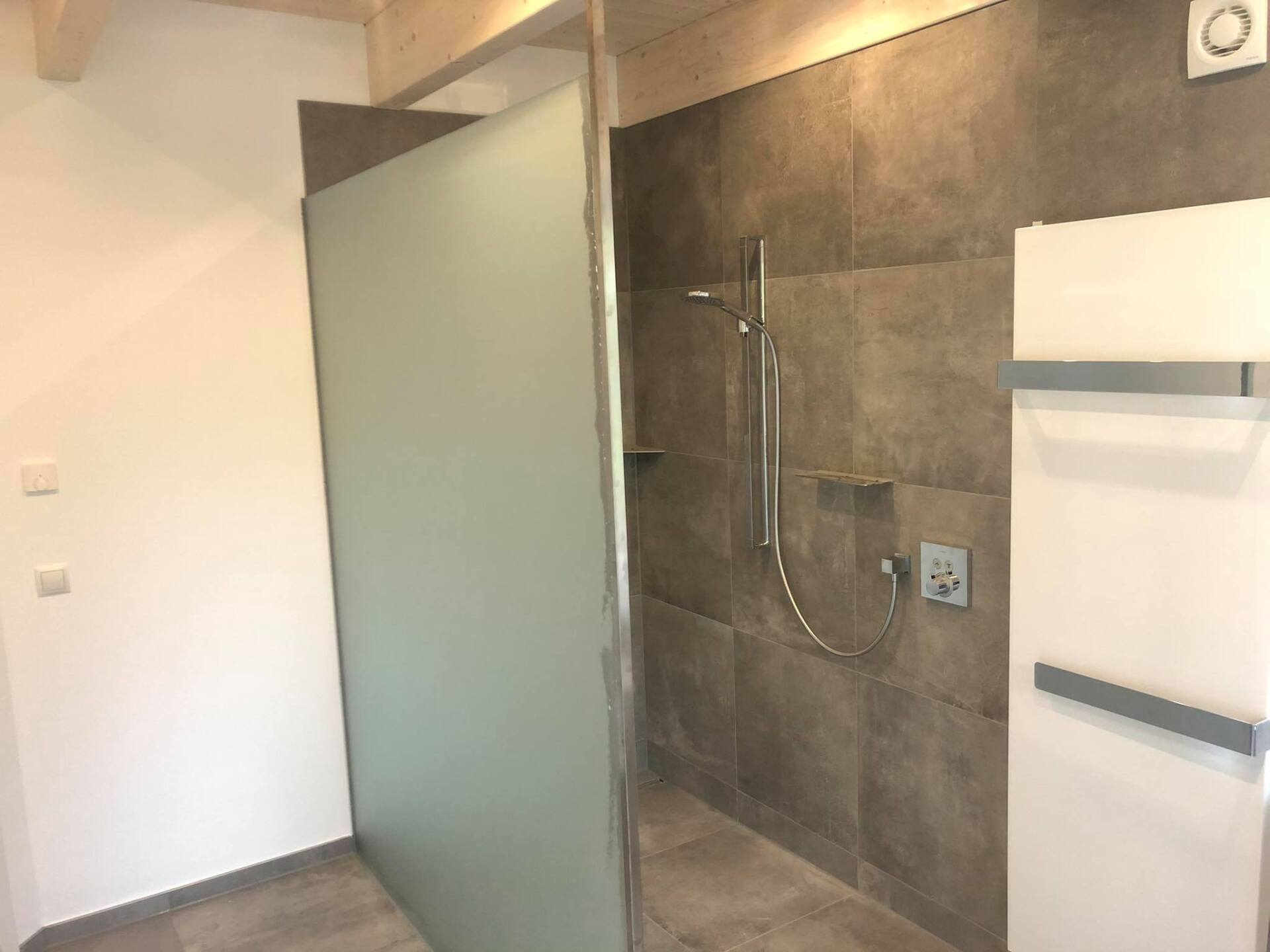 Walk-In-Dusche aus Milchglas