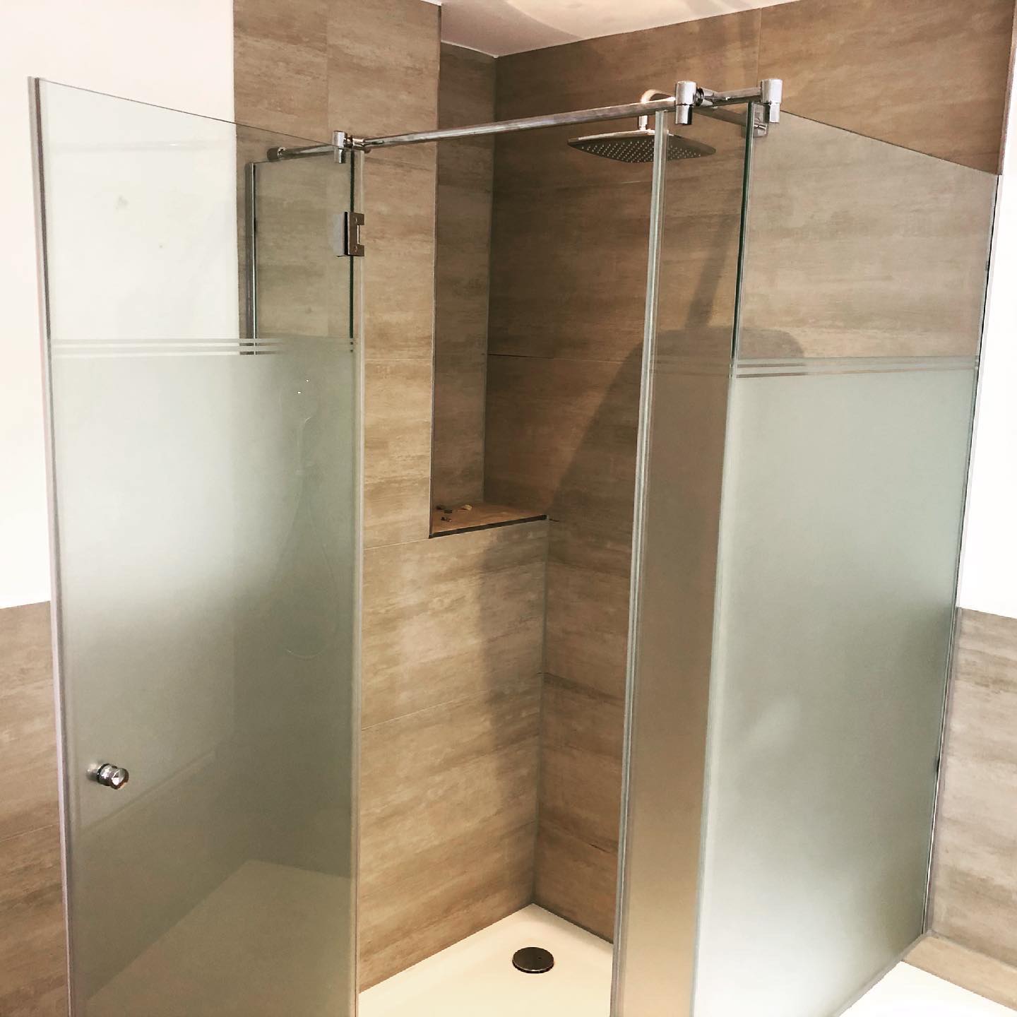 Glasdusche mit individueller Sandstrahlung