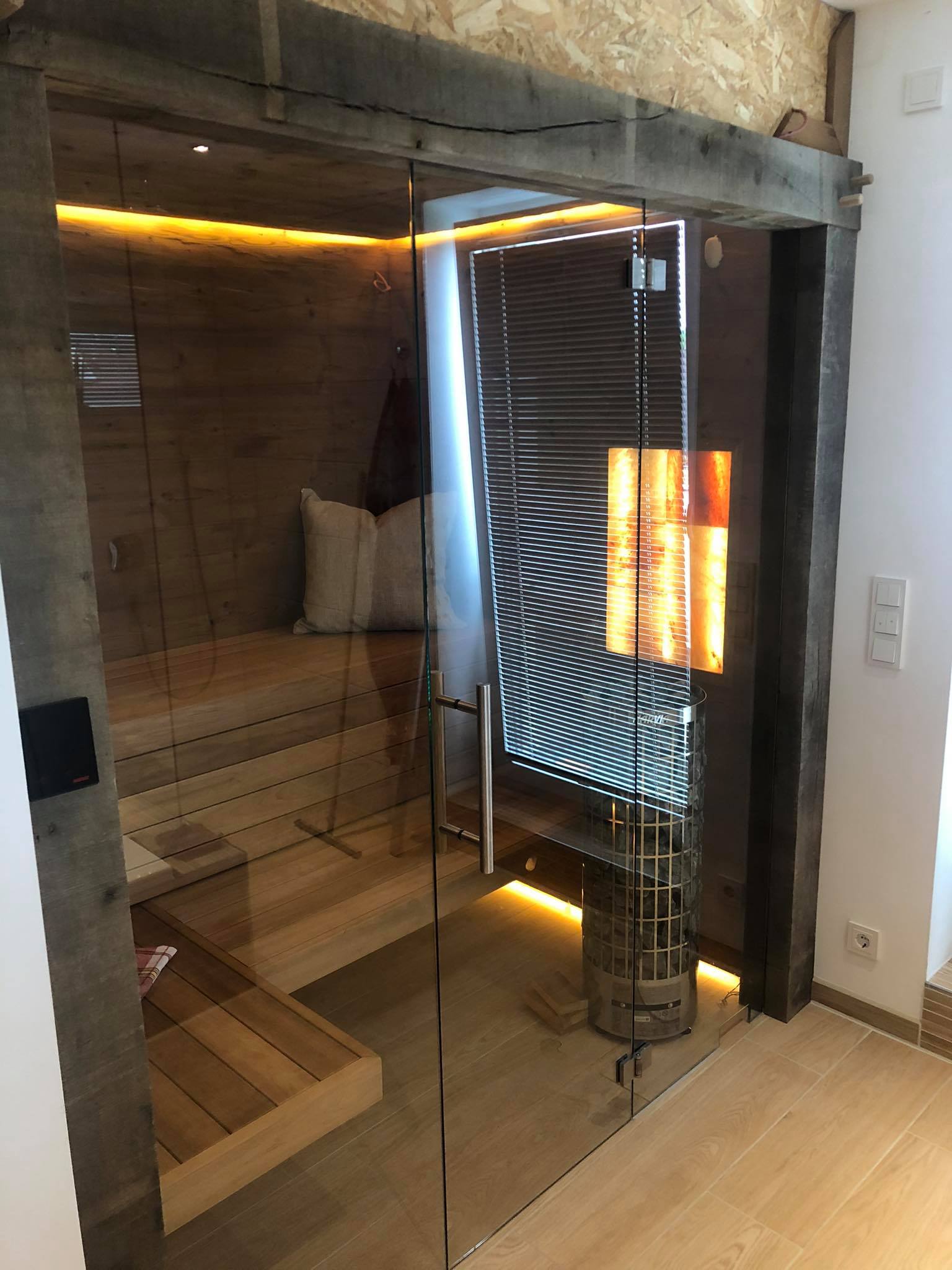 Sauna mit Ganzglasanlage