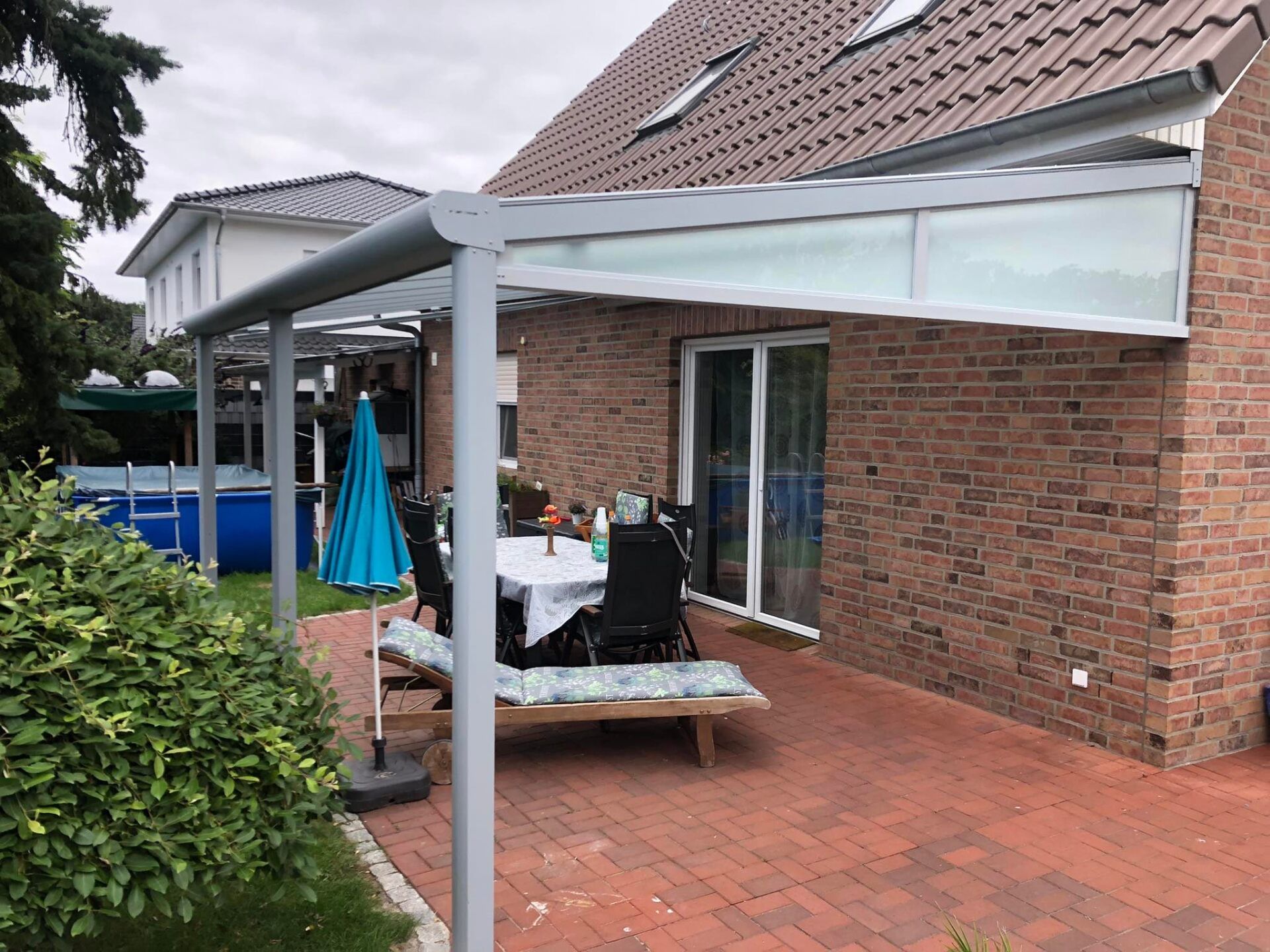 Alu-Glasdach in Hellgrau mit Dreiecksverglasung in RAL 9006 Hellgrau