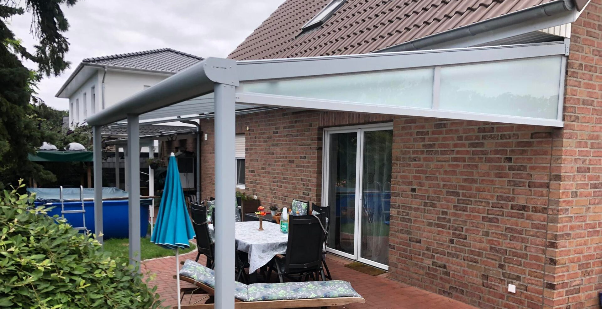 Glasdach in Hellgrau mit Unterglasmarkise