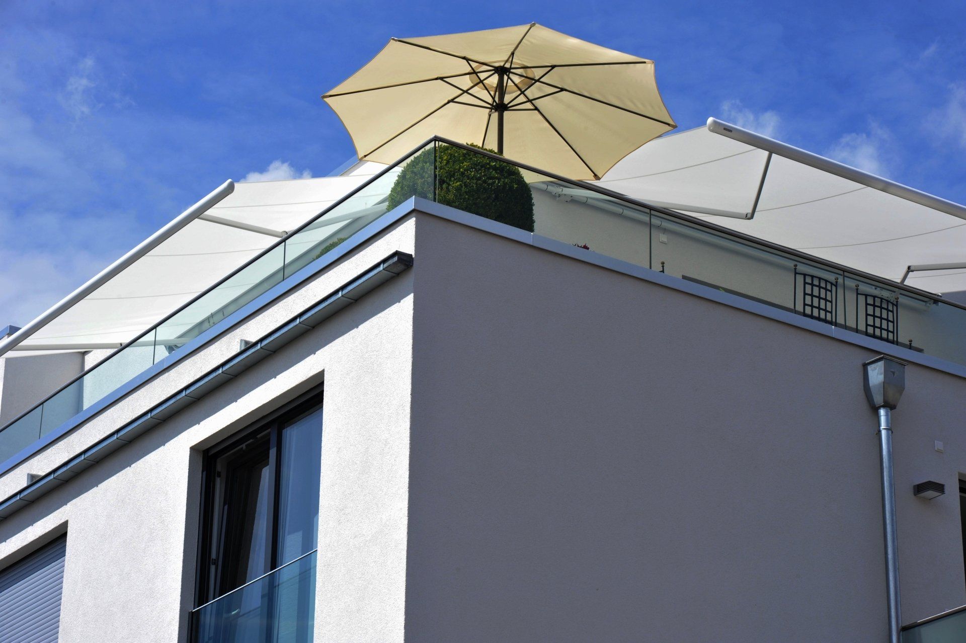 Glenkarmmarkise mit Elektromotor