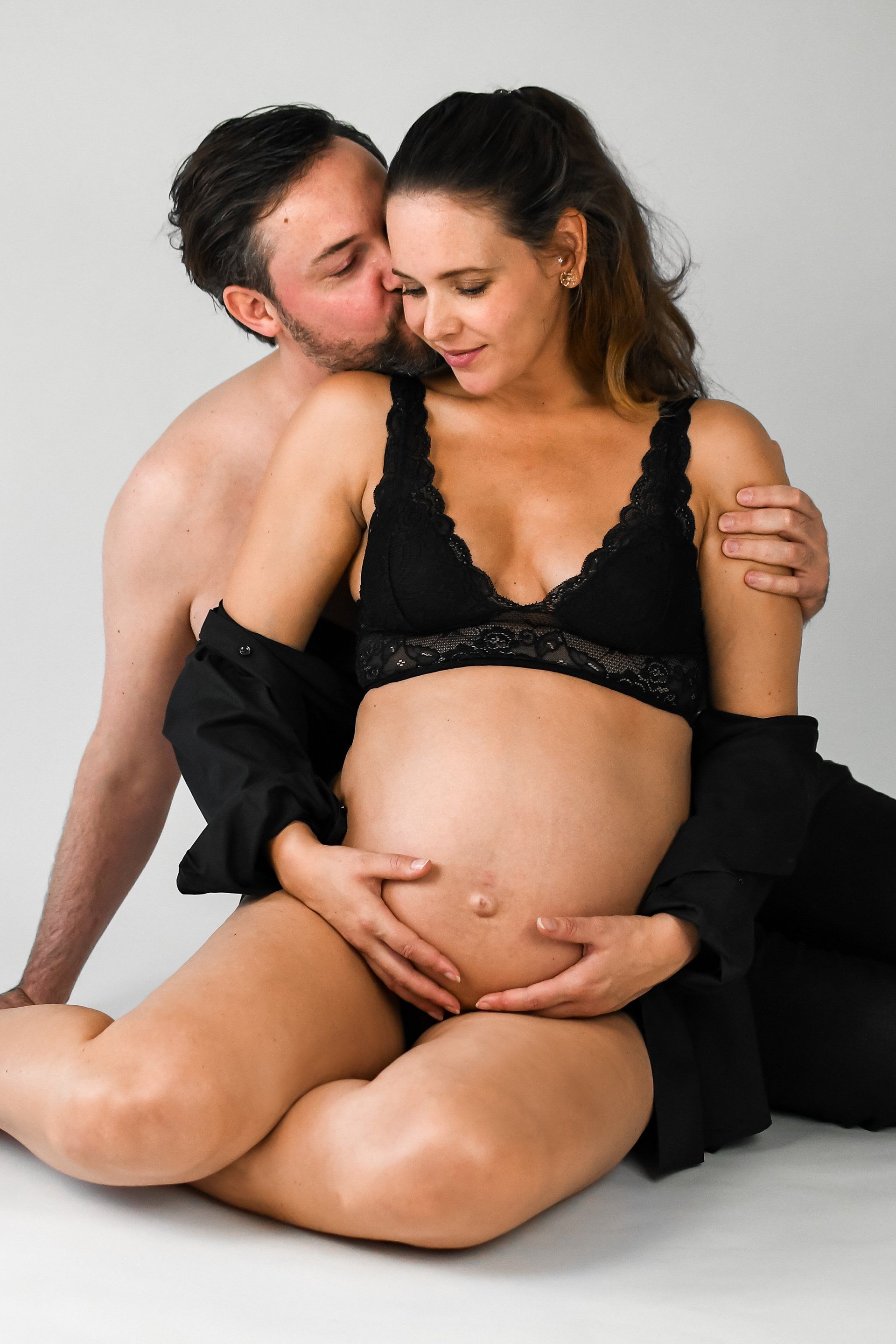 Babybauchshooting auf Blumenwiese Babybauchshooting Unterwäsche