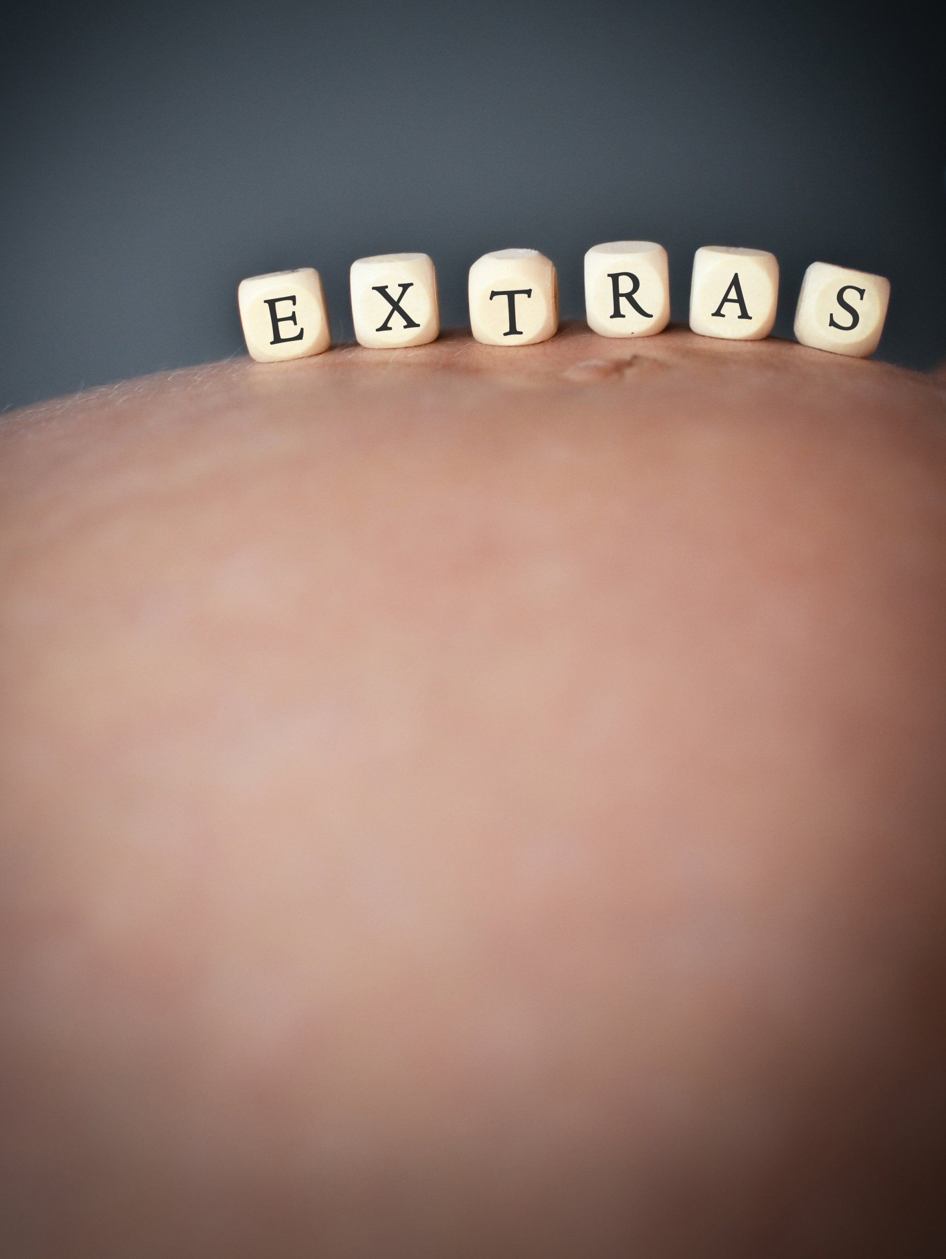Buchstaben auf Babybauch