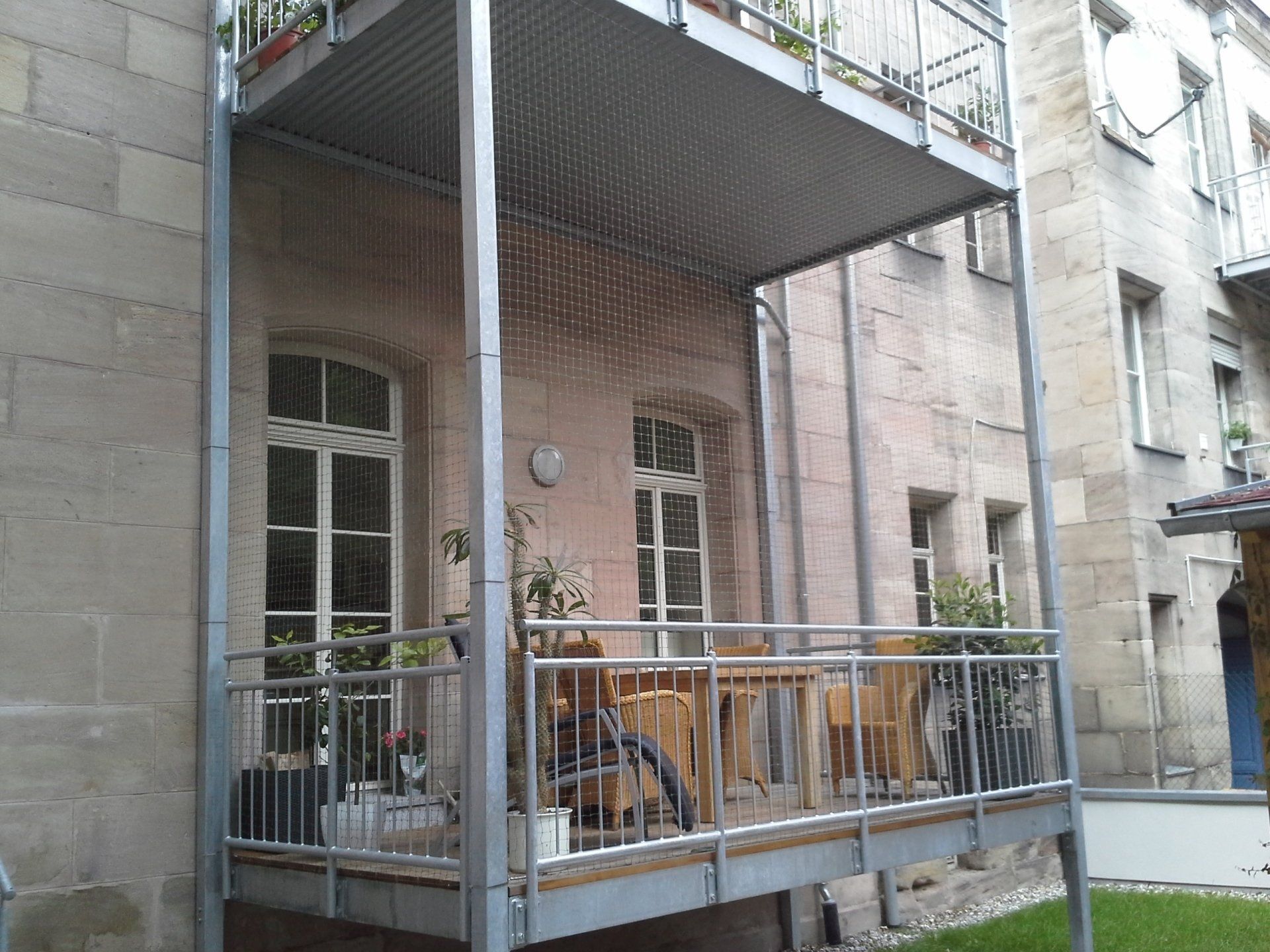 Balkonterrasse abgesichert mit Katzennetz