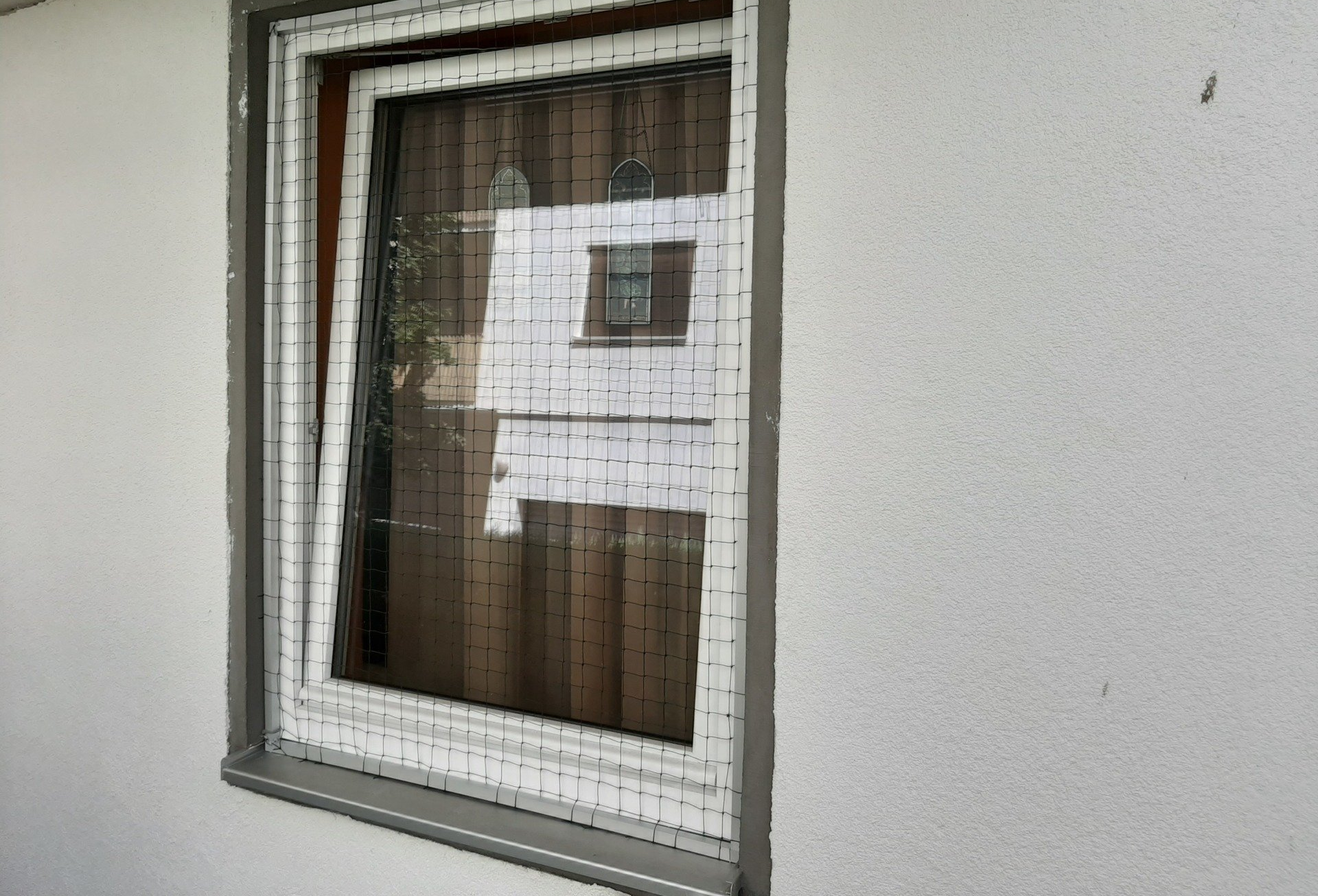 Fenster und Türen mit Katzennetz oder Insektenschutz System absichern Fenster und Türen mit Katzennetz oder Insektenschutz System absichern