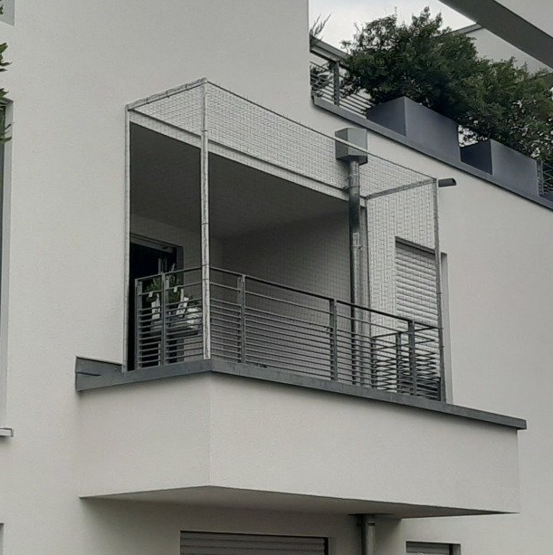 Balkon komplett geschlossen und gesichert mit Katzennetz