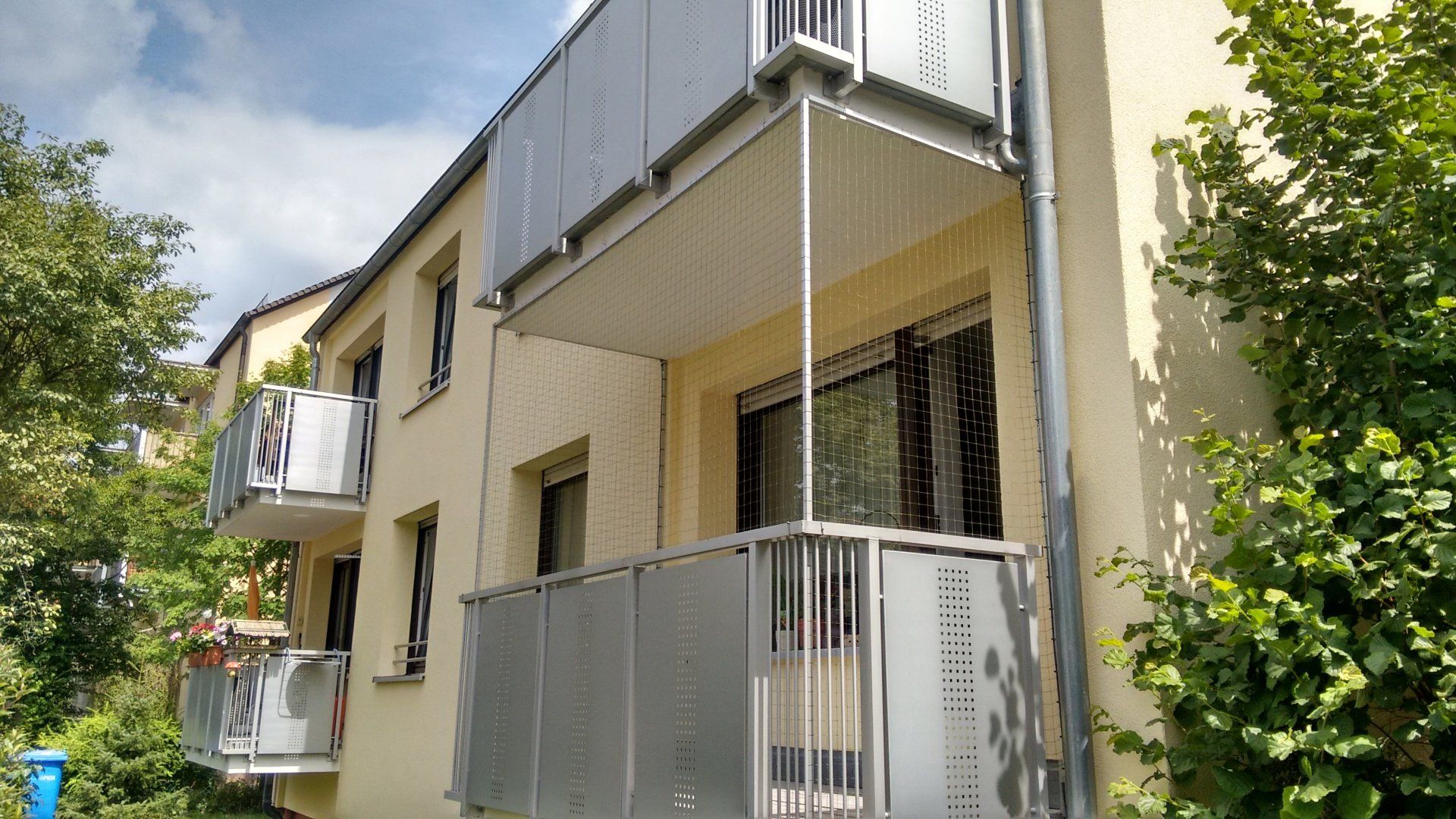 Balkon von drei Seiten mit Katzennetz gesichert