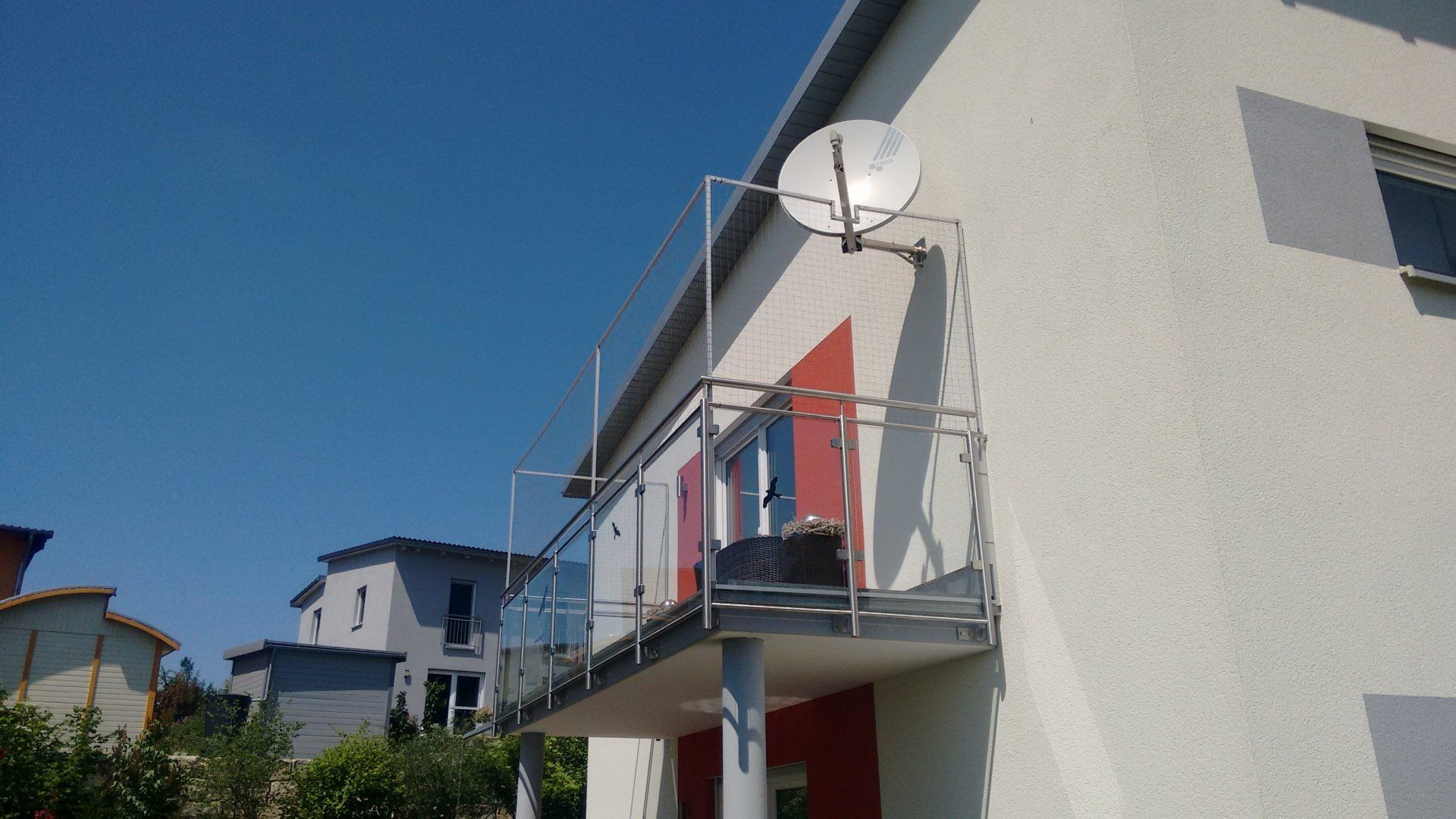 Balkon von drei Seiten gesichert und oben offen