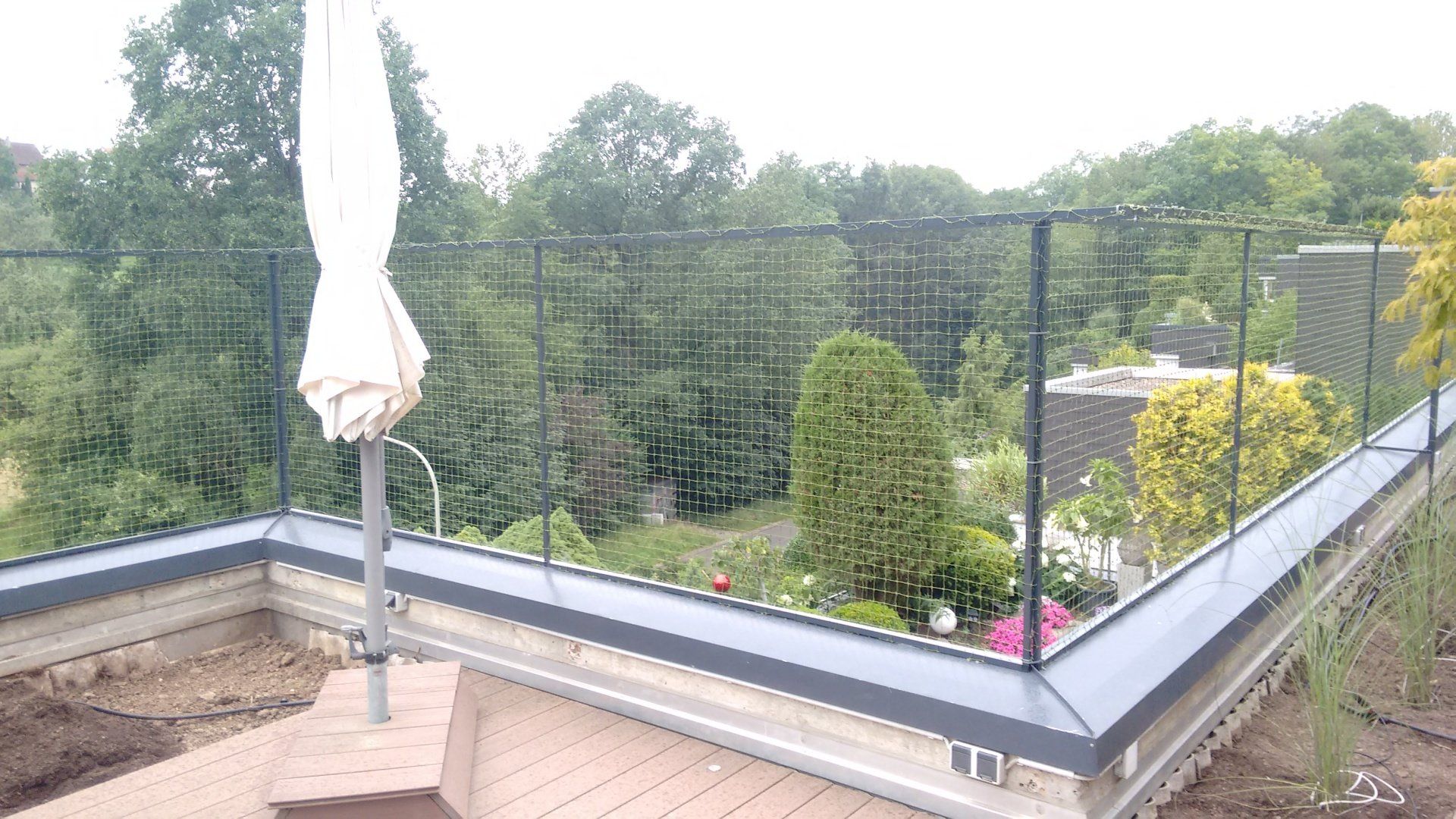 Gartenterrasse gesichert mit einem Überkletterschutz