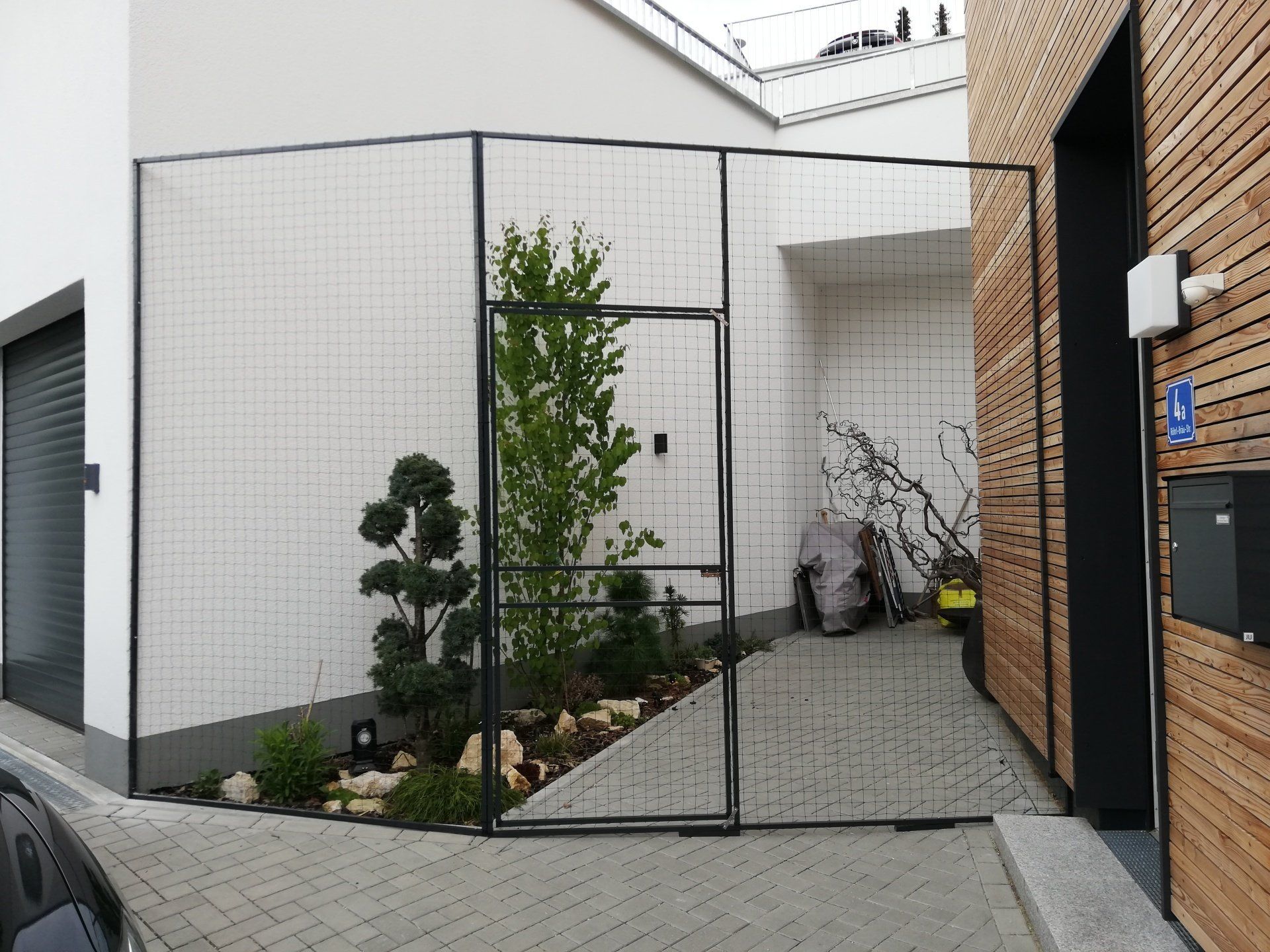 Gartentrennung mit Katzennetz und einer Türe