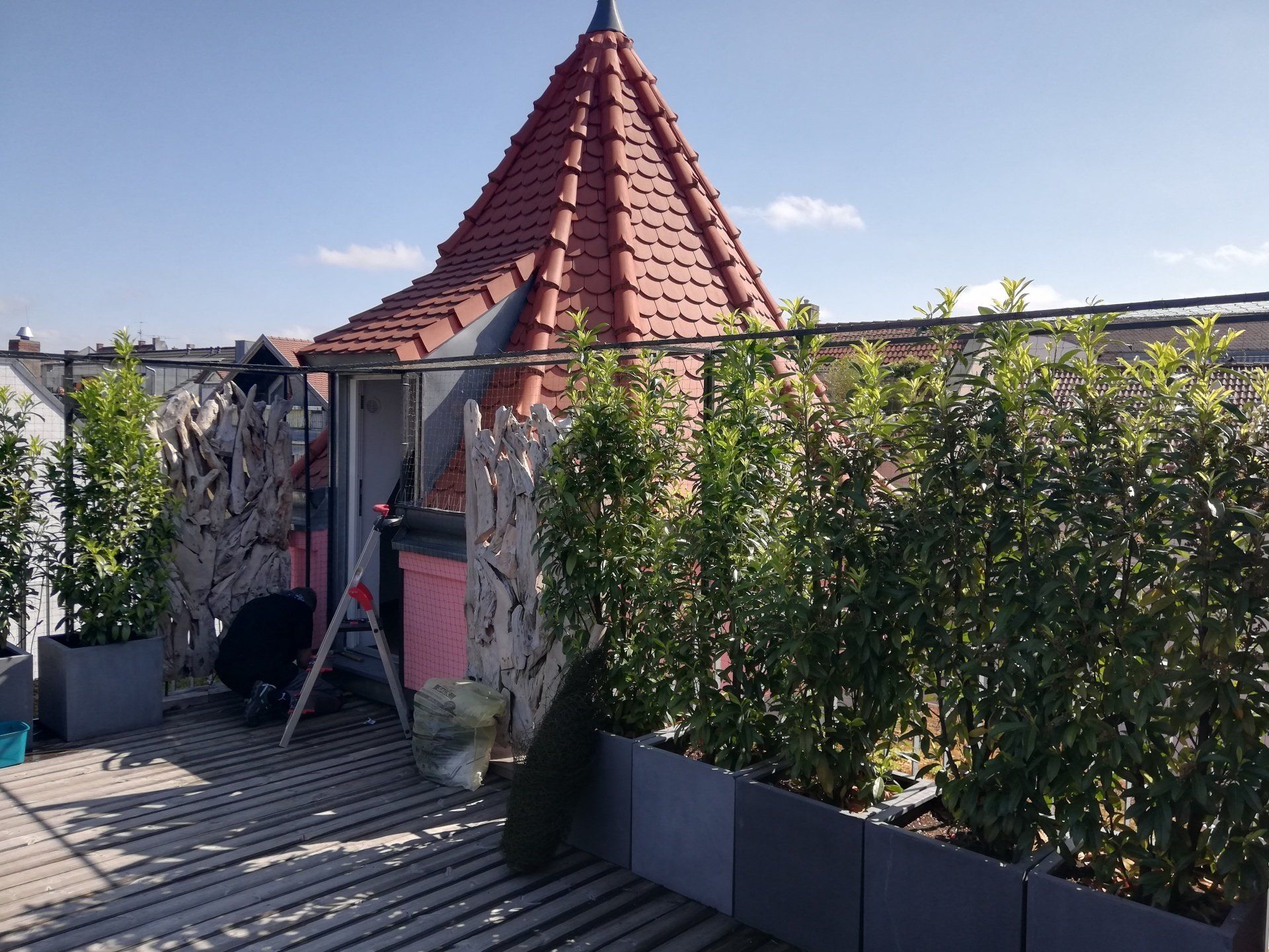 Dachterrasse gesichert mit Katzennetz und einem Überkletterschutz