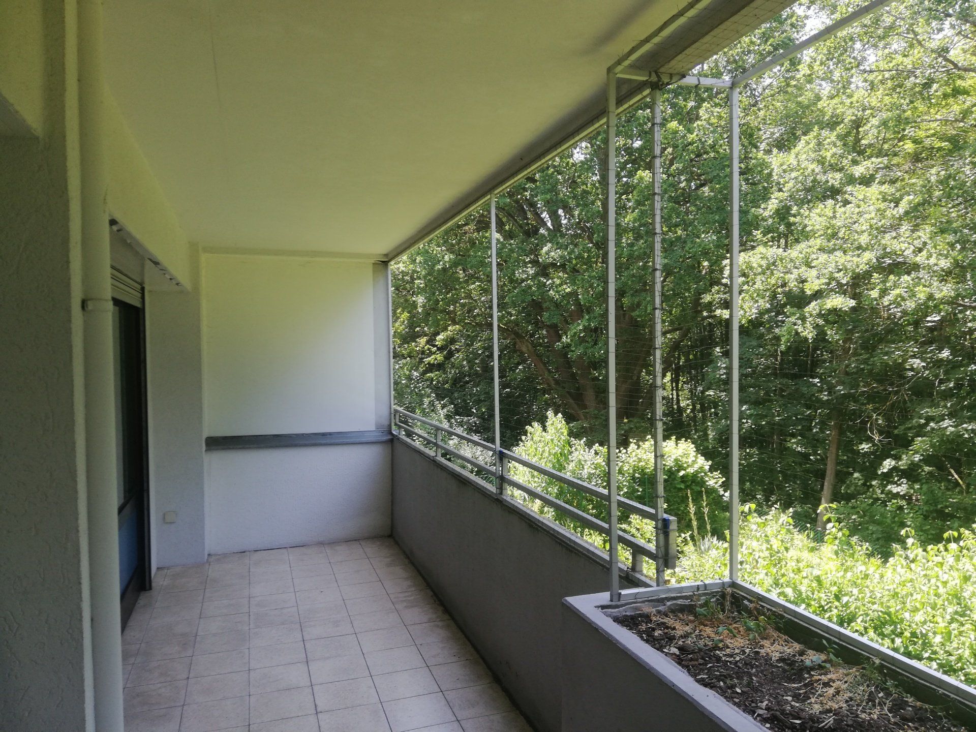 Balkonloggia mit Blumenkasten aus Beton