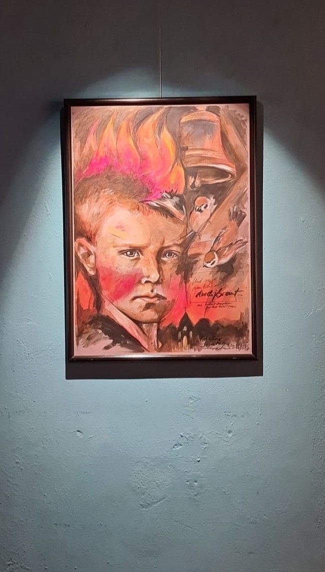 JUSTAV Gemälde ausgestellt in der Kulturgießerei Schöneiche JUSTAV Gemälde eines Jungen mit feurigem Haar, Spatzen und Glockenturm von Stefanie Richter inspiriert durch das Werk Der rote Hahn von Gerhart Hauptmann