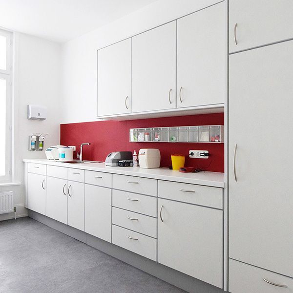 Ein Behandlungszimmer oder Labor mit Möbeln von ip20 Praxiseinrichtung nach Maß.