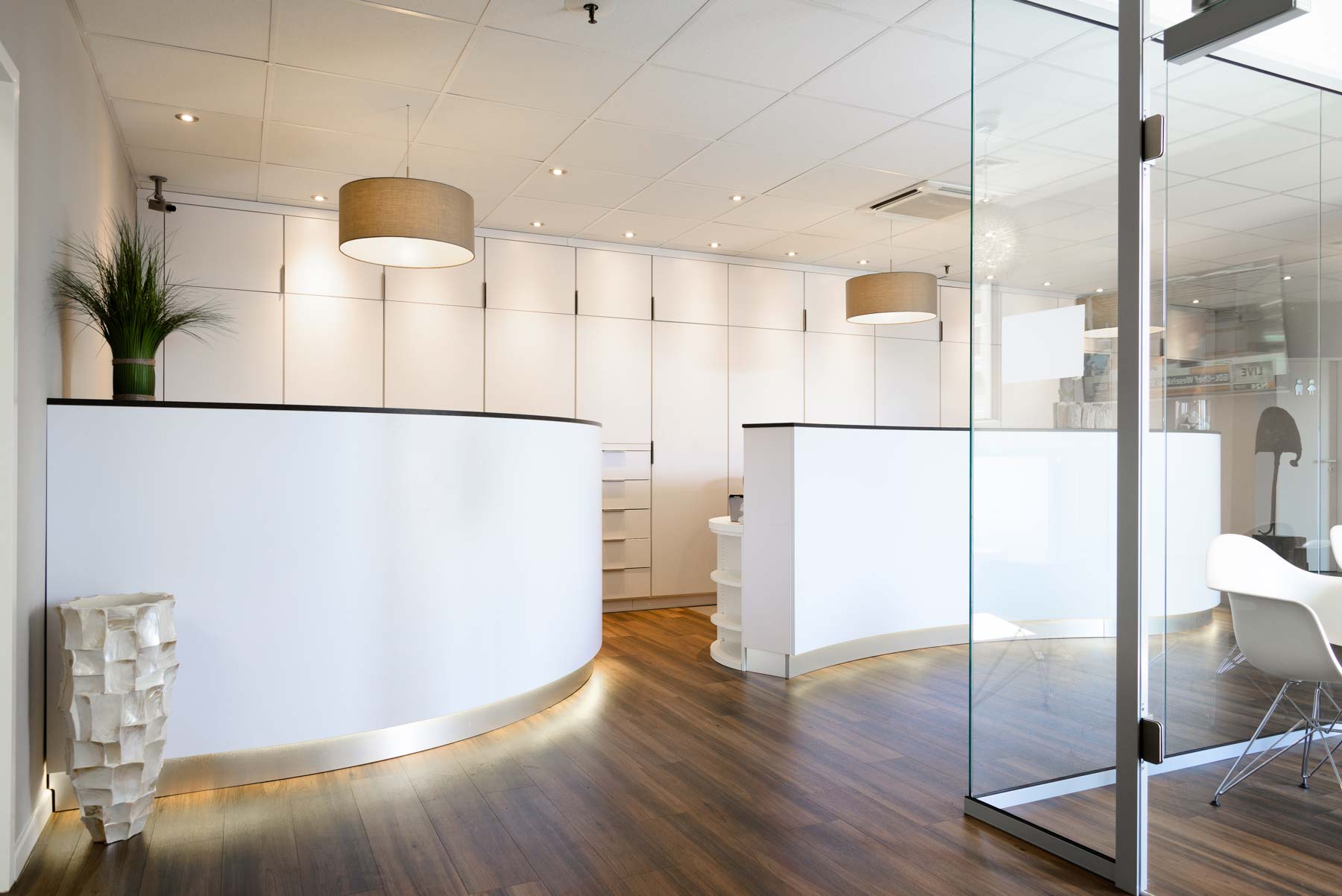 Ein geteilter Empfangstresen von ip20 Praxiseinrichtung