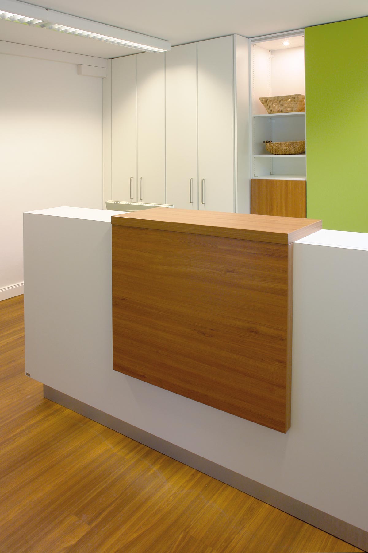 Tresen, Theke, Annahme- und Empfangstresen von ip20 Praxiseinrichtung nach Maß.