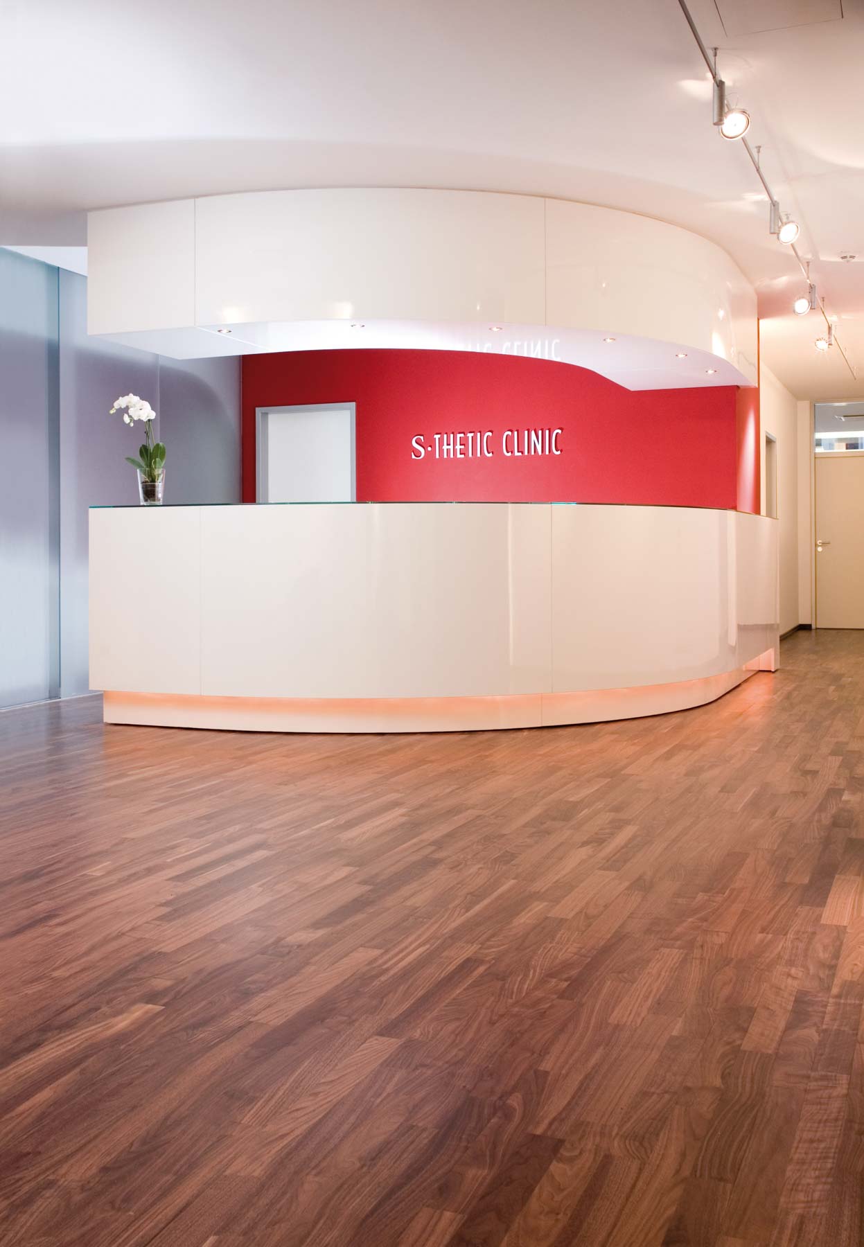 Tresen, Theke, Annahme- und Empfangstresen von ip20 Praxiseinrichtung nach Maß.