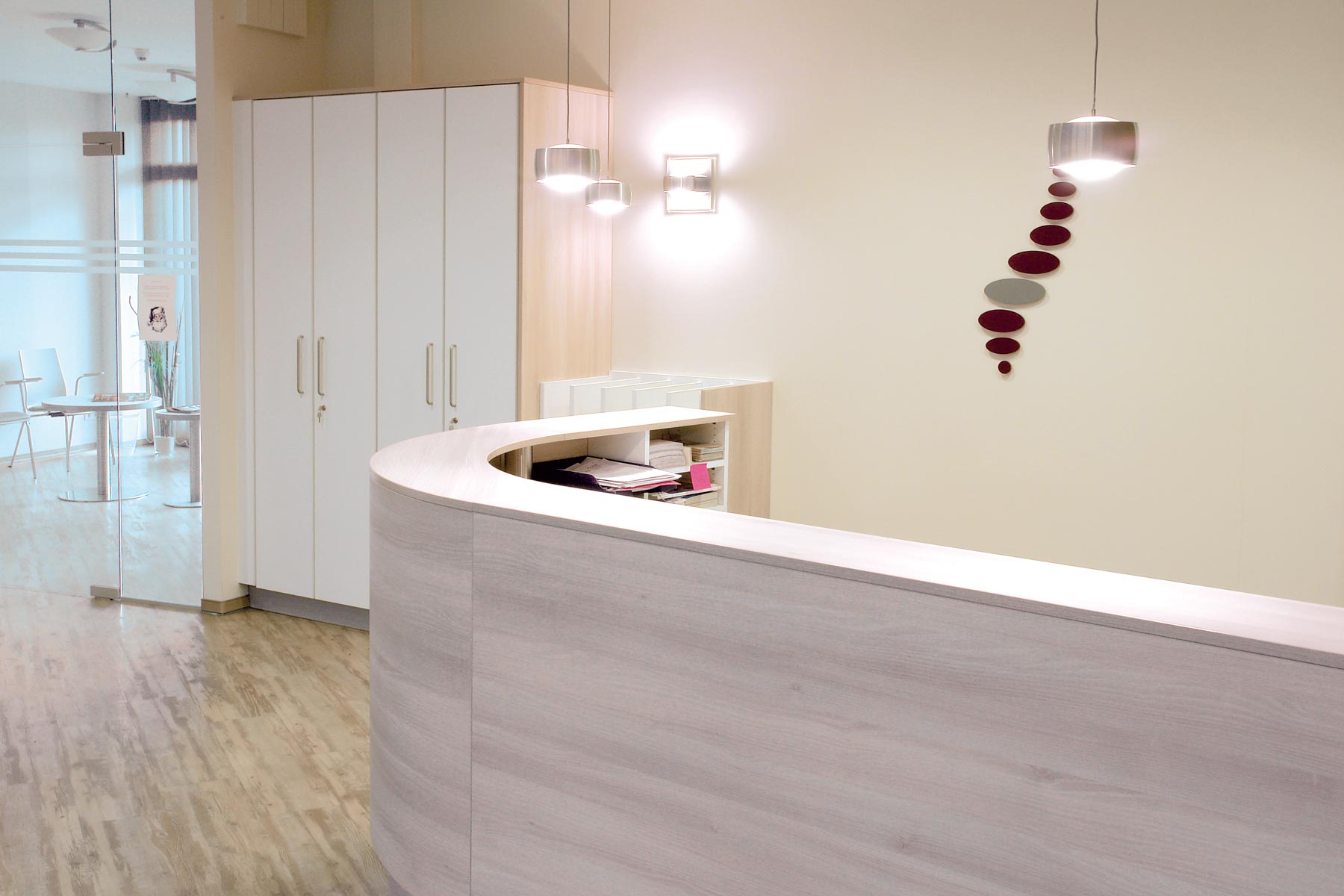 Tresen, Theke, Annahme- und Empfangstresen von ip20 Praxiseinrichtung nach Maß.