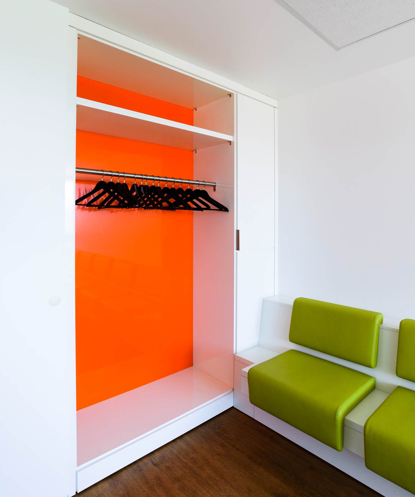 Beleuchtete Garderobe im Wartezimmer einer Arztpraxis Beleuchtete Garderobe im Wartezimmer einer Arztpraxis