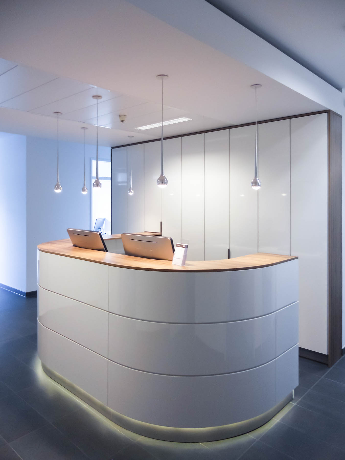 Tresen, Theke, Annahme- und Empfangstresen von ip20 Praxiseinrichtung nach Maß.