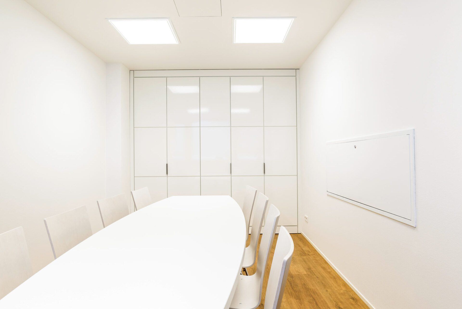 Konferenzraum im Schulungsbereich für Mitarbeiter einer Arztpraxis Konferenzraum im Schulungsbereich für Mitarbeiter einer Arztpraxis von ip20