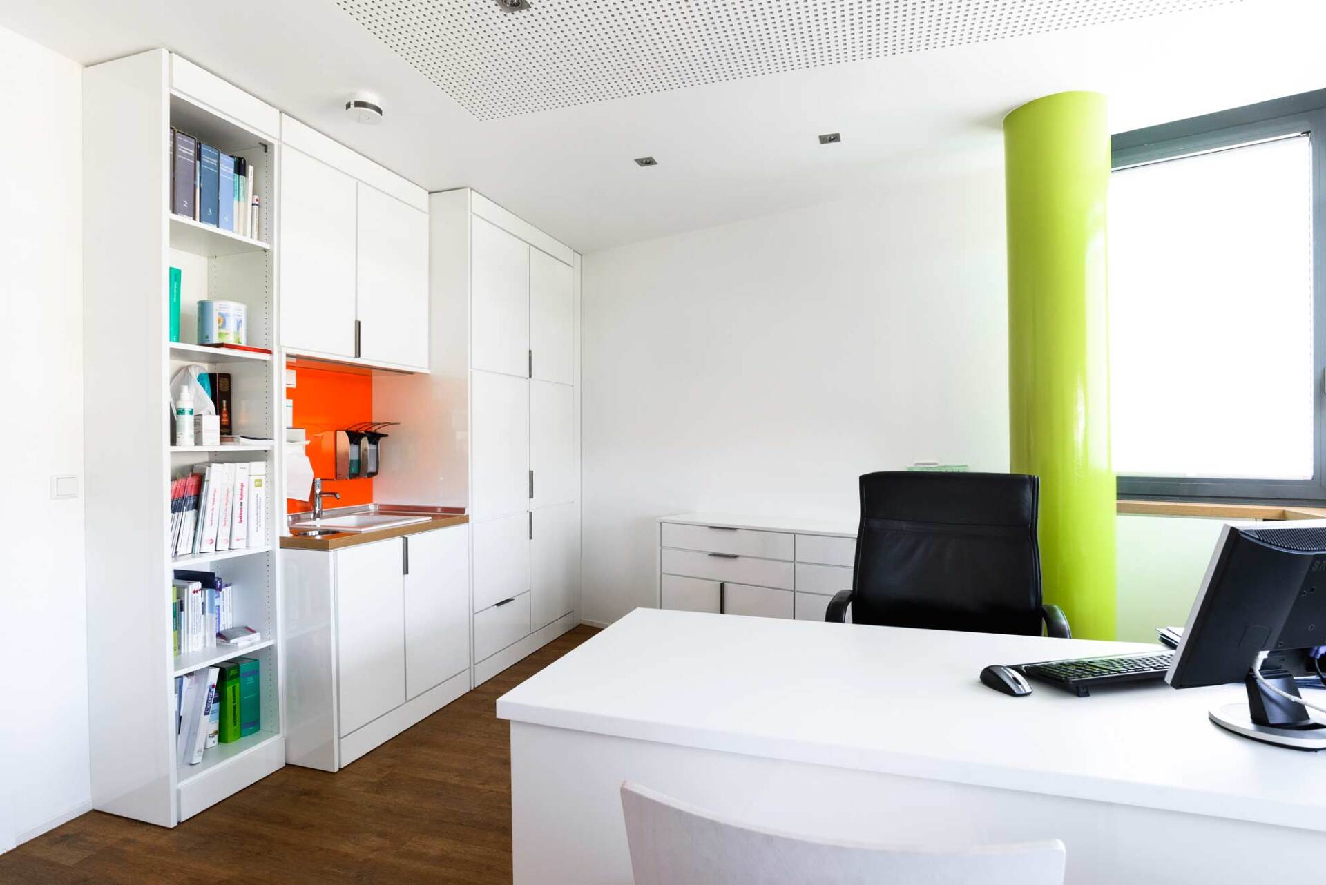 Sprechzimmer einer Arztpraxis mit Schreibtisch und Besucherstuhl Sprechzimmer einer Arztpraxis mit Schreibtisch und Besucherstuhl von ip20