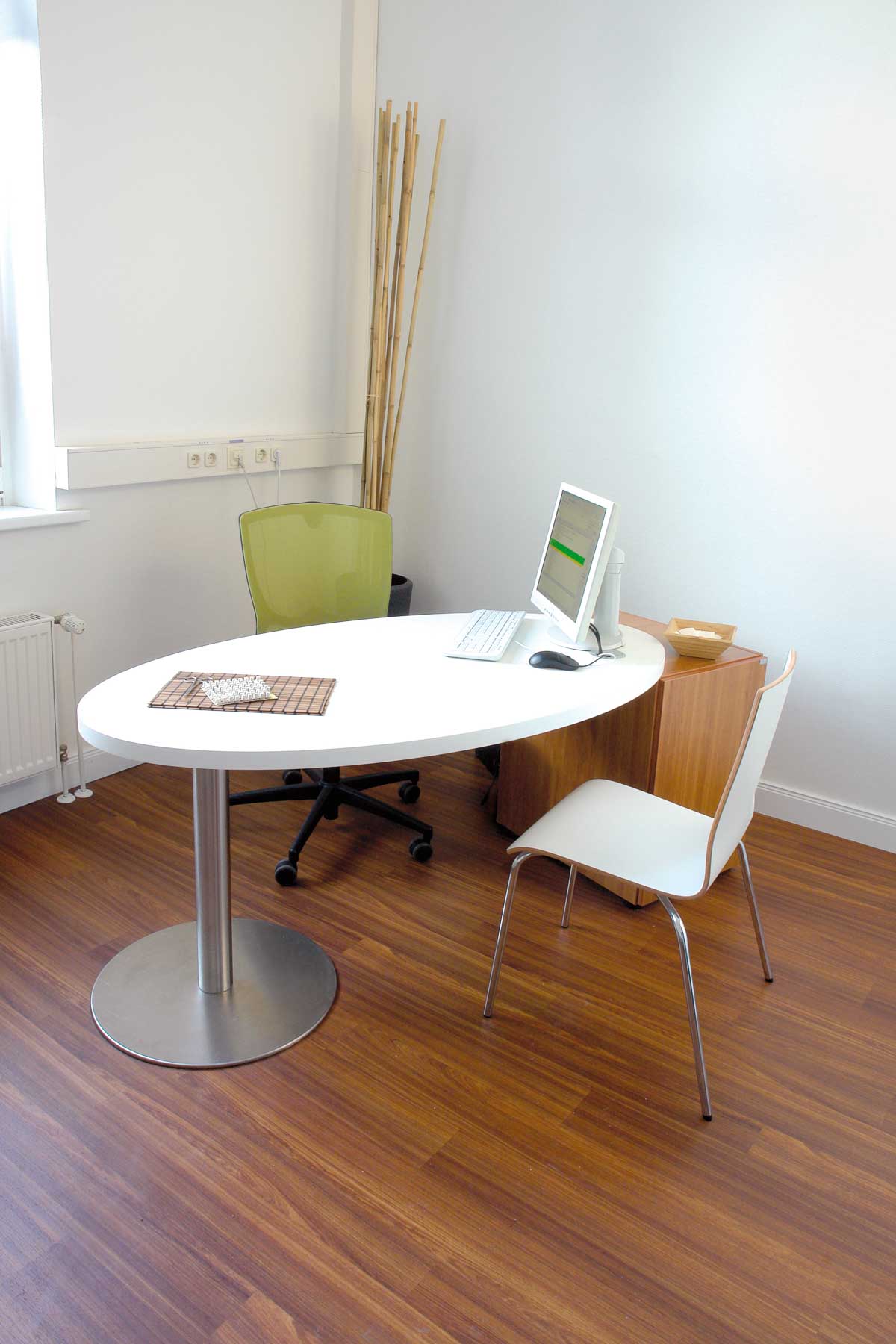 Arztzimmer bzw. Sprechzimmer oder Untersuchungsraum mit Möbeln von ip20 Praxiseinrichtung nach Maß.