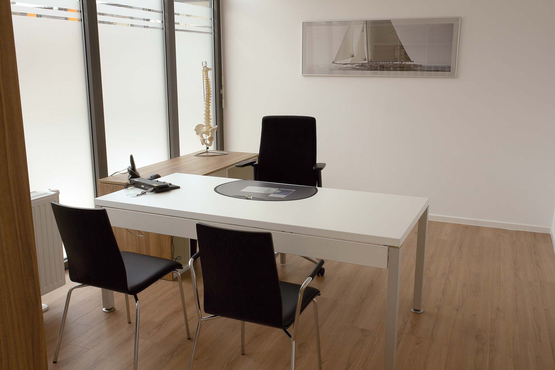 Arztzimmer bzw. Sprechzimmer oder Untersuchungsraum mit Möbeln von ip20 Praxiseinrichtung nach Maß.