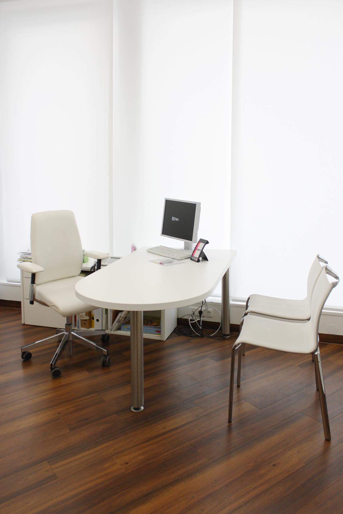 Arztzimmer bzw. Sprechzimmer oder Untersuchungsraum mit Möbeln von ip20 Praxiseinrichtung nach Maß.