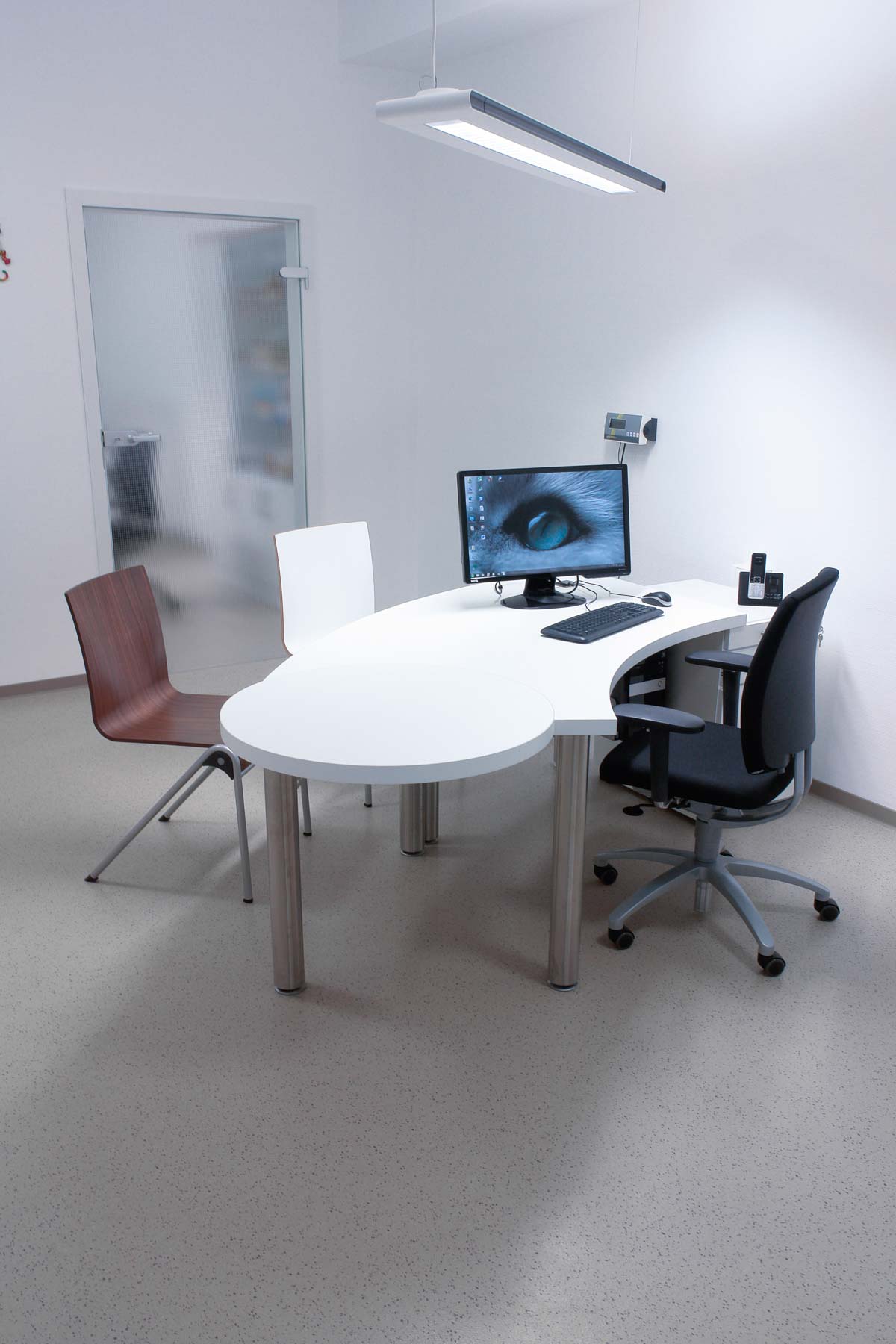 Arztzimmer bzw. Sprechzimmer oder Untersuchungsraum mit Möbeln von ip20 Praxiseinrichtung nach Maß.