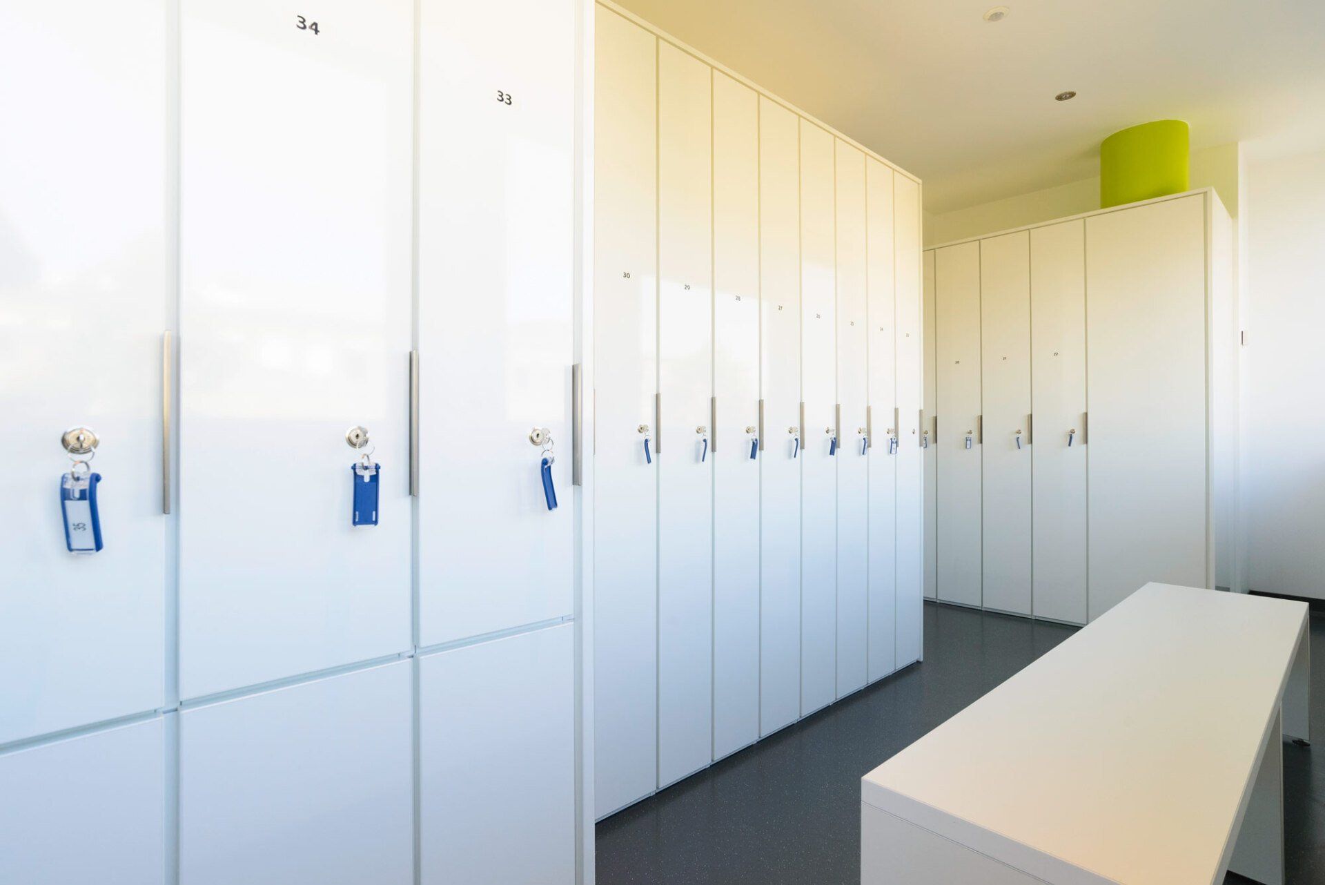 Umkleideraum einer Arztpraxis mit raumhohen Garderobenschrank Umkleideraum einer Arztpraxis mit raumhohem Garderobenschrank von ip20