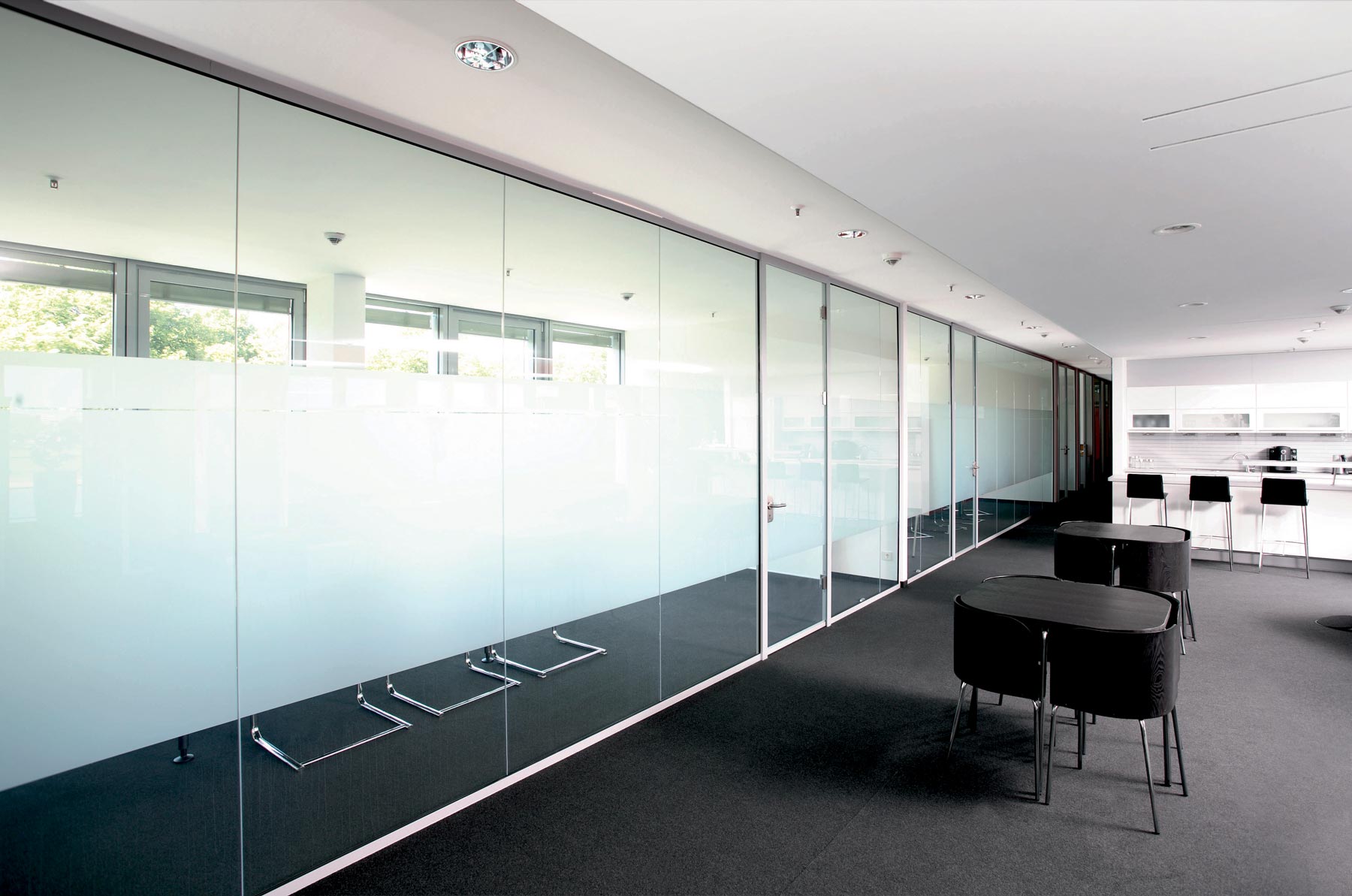 Praxisraum mit Trennwand, Raumtrennung, Raumteiler oder Trennschrank von ip20 Praxiseinrichtung nach Maß.