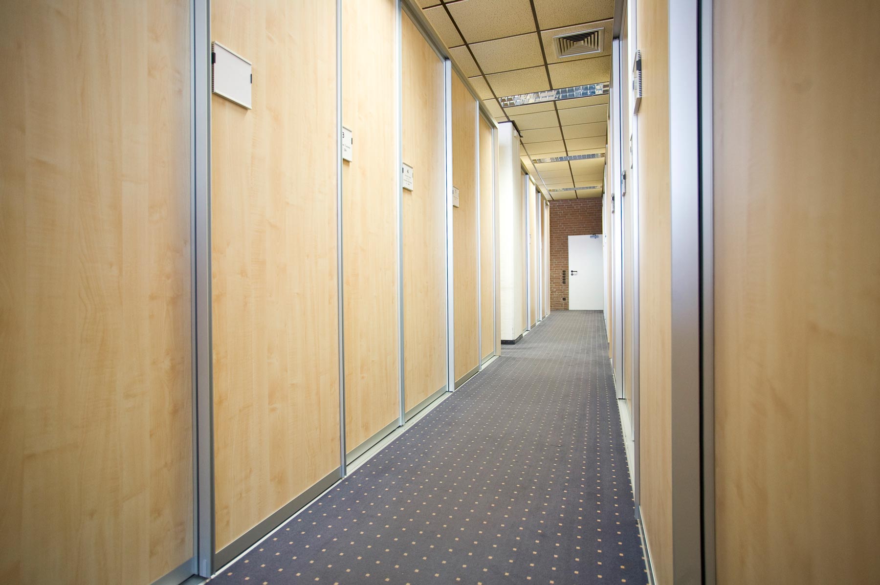 Praxisraum mit Trennwand, Raumtrennung, Raumteiler oder Trennschrank von ip20 Praxiseinrichtung nach Maß.