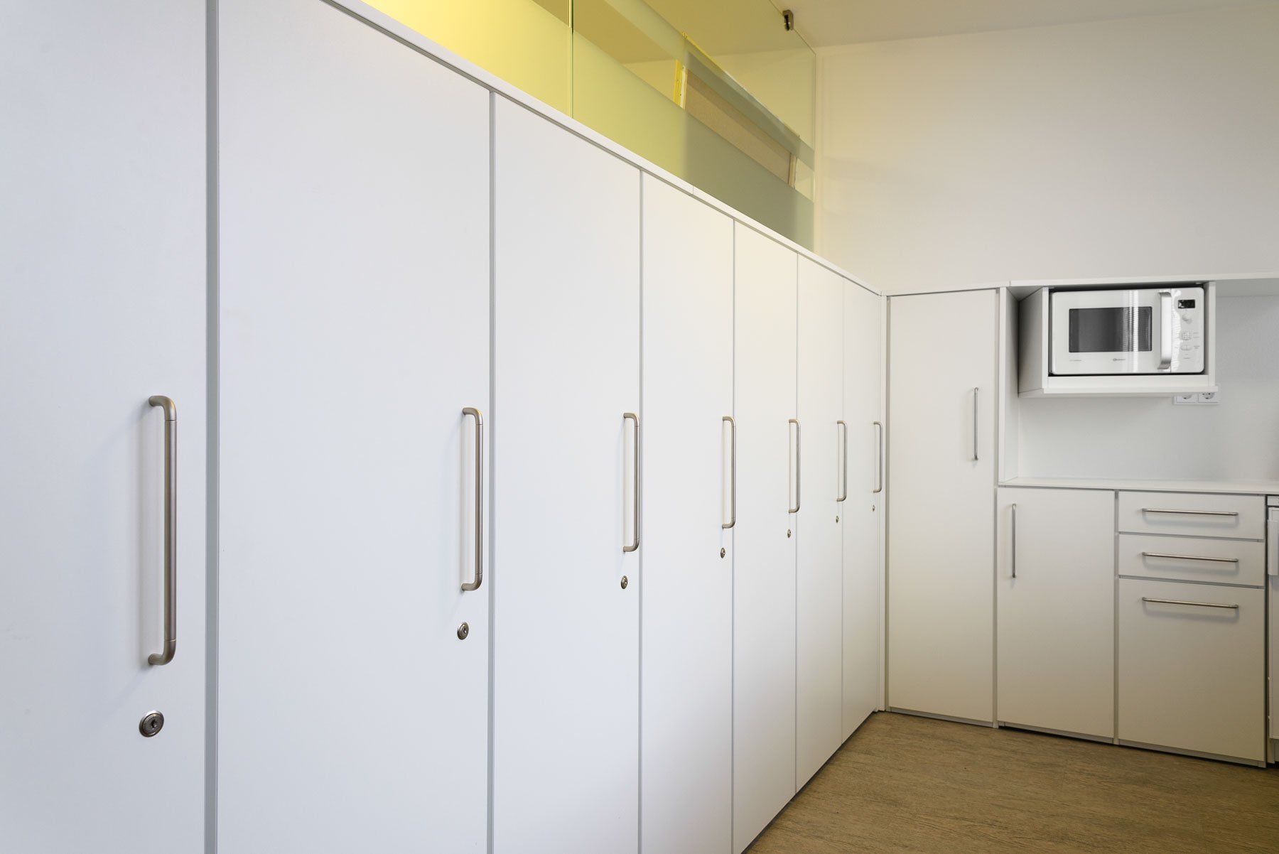 Umkleideraum mit Kleiderschrank von ip20 Praxiseinrichtung nach Maß.