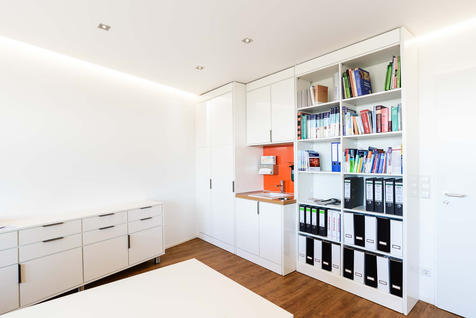 Arztzimmer bzw. Sprechzimmer oder Untersuchungsraum mit Möbeln von ip20 Praxiseinrichtung nach Maß.