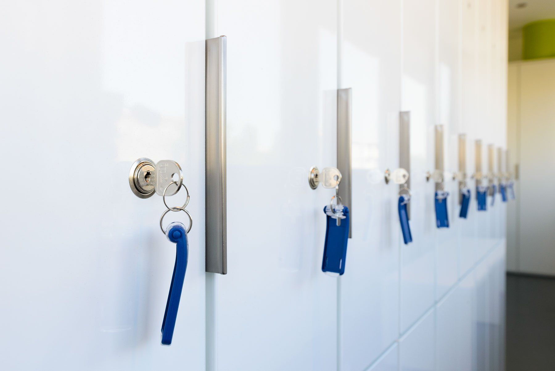 Umkleideraum mit Spinden von ip20 Praxiseinrichtung nach Maß.