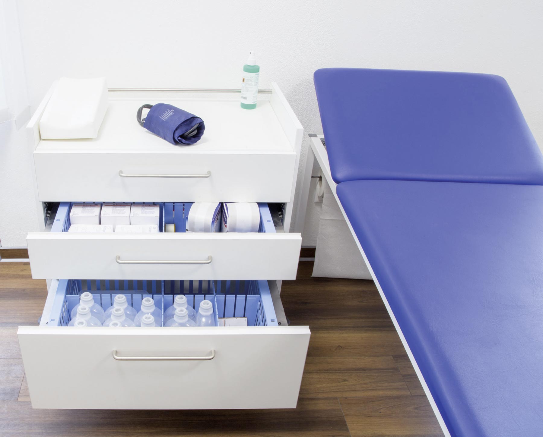 Rollcontainer von ip20 Praxiseinrichtung nach Maß.