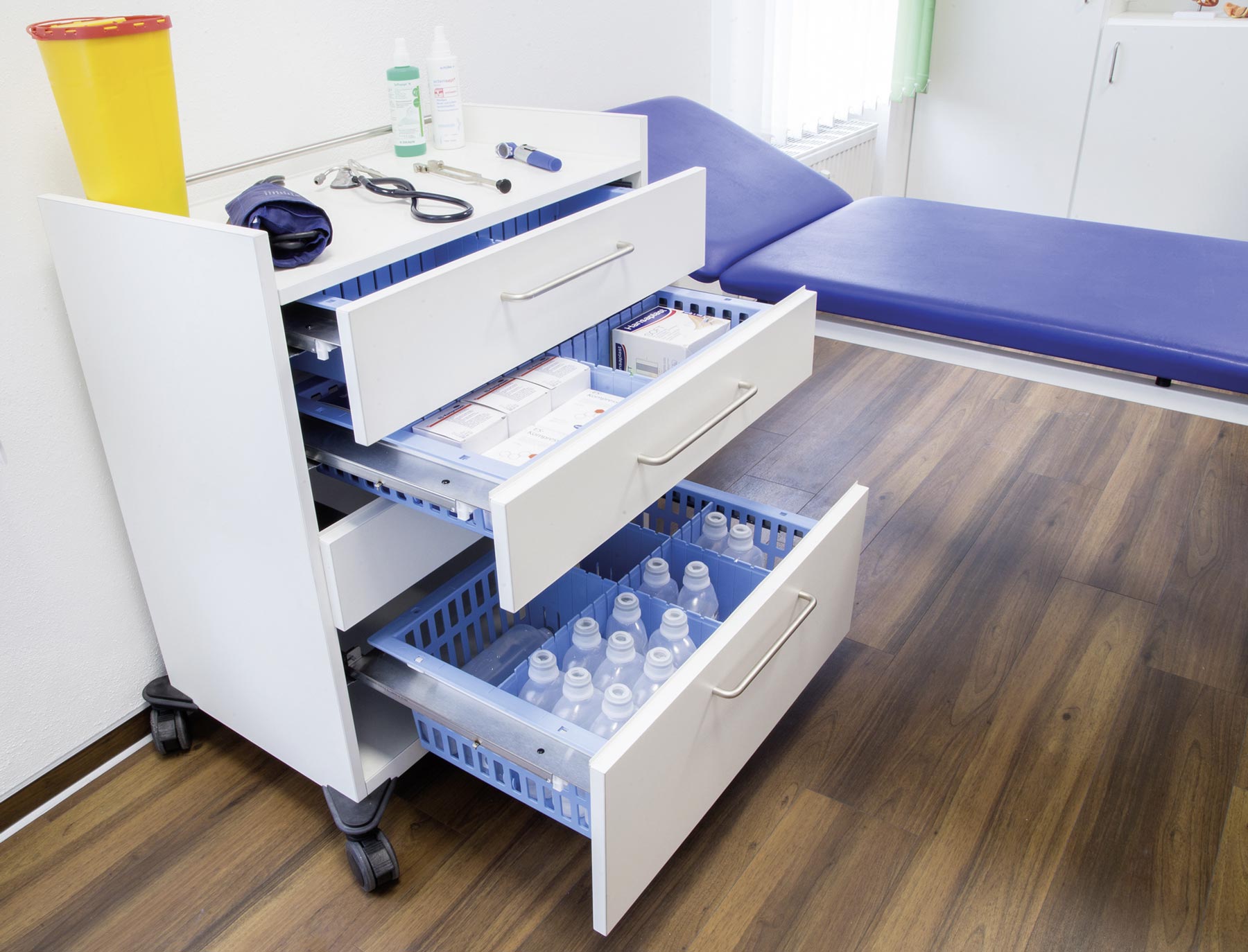 Rollcontainer von ip20 Praxiseinrichtung nach Maß.