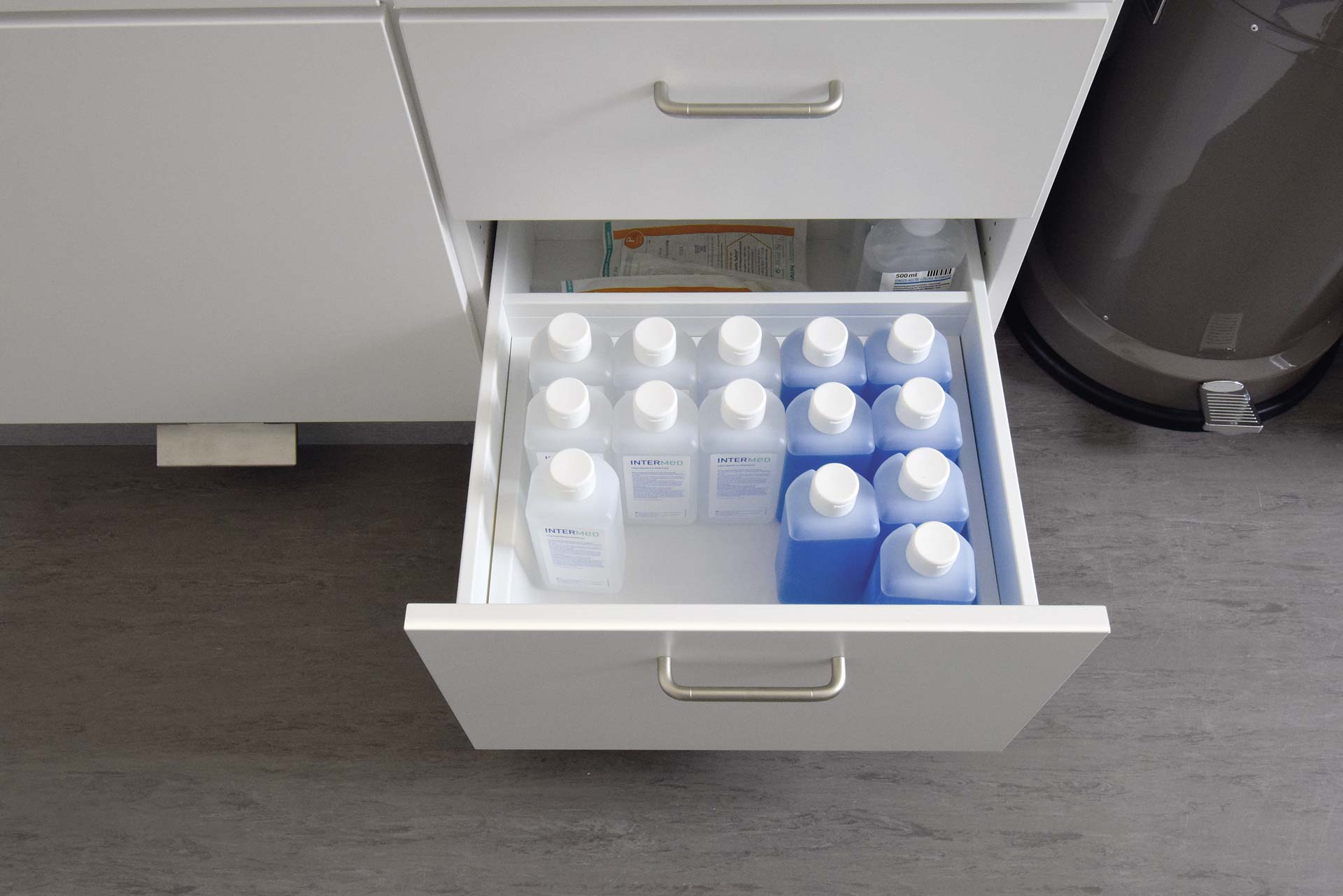 Zubehör-Schubladen von ip20 Praxiseinrichtung nach Maß.