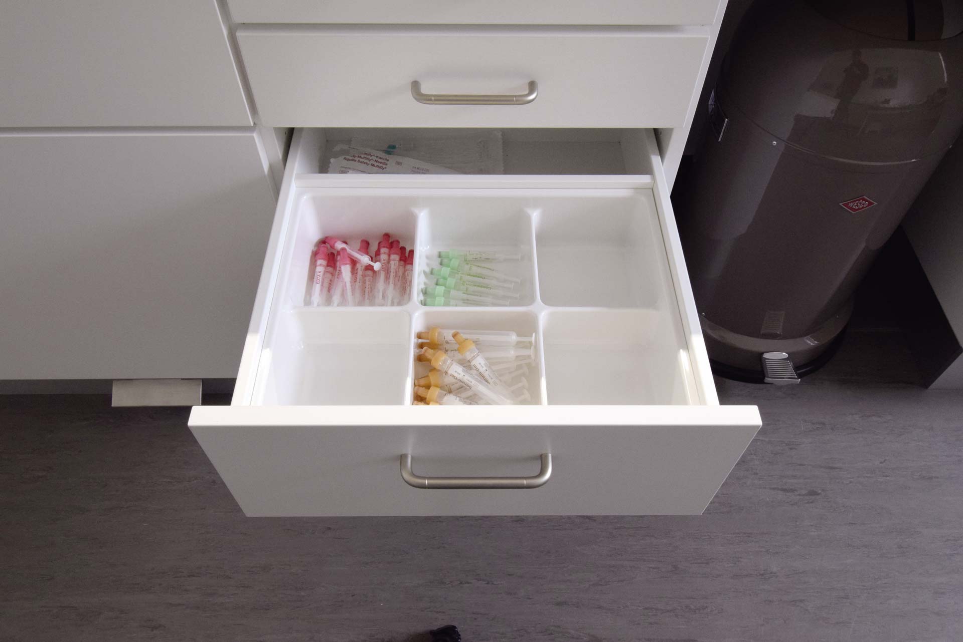 Zubehör-Schubladen von ip20 Praxiseinrichtung nach Maß.