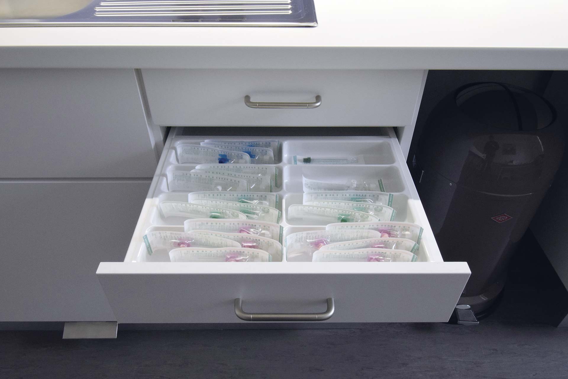 Arzneischublade von ip20 Praxiseinrichtung nach Maß.