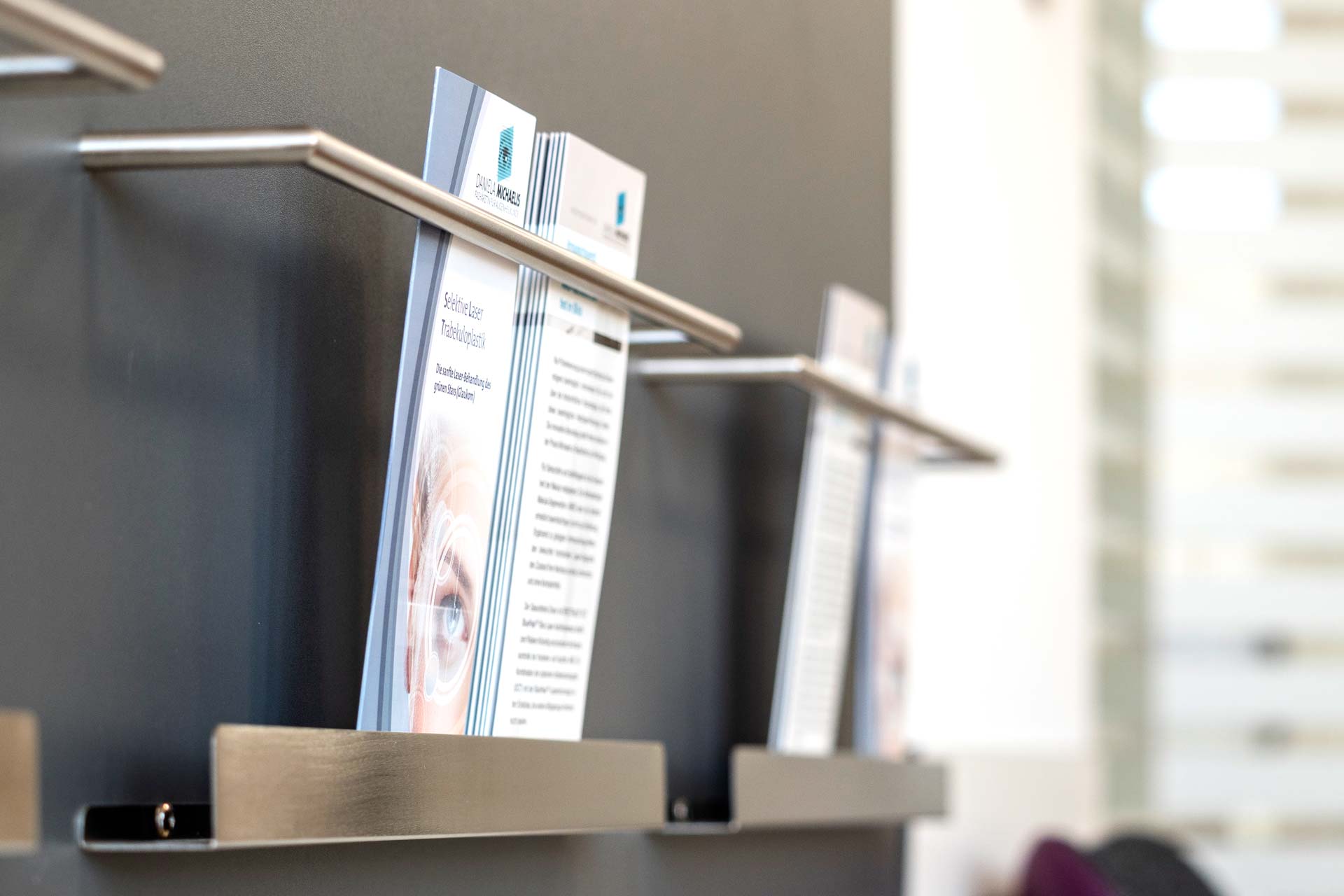 Prospekte-Regal von iProspekte-Regal von ip20 Praxiseinrichtung nach Maß.p20 Praxiseinrichtung nach Maß.